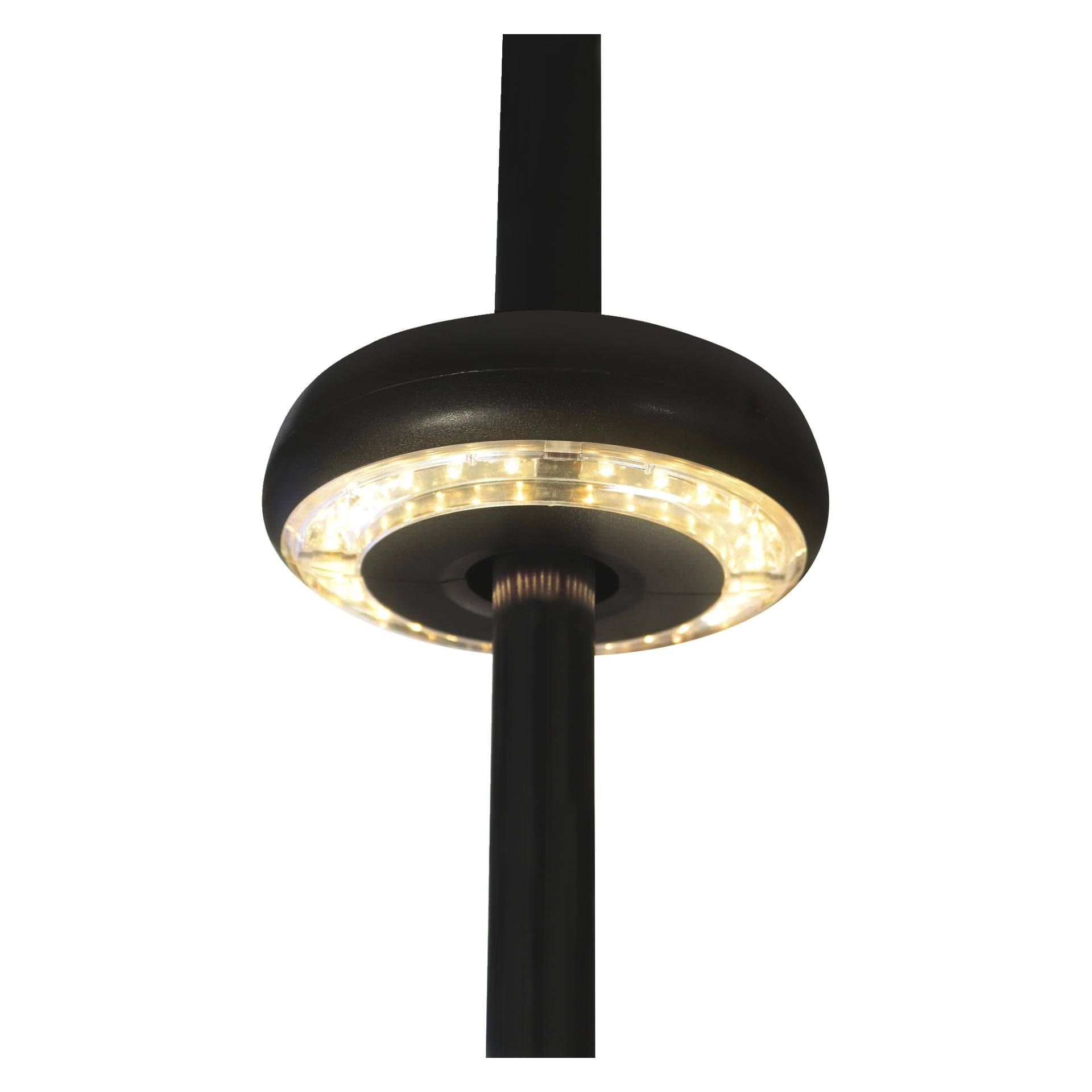 Sirkulær LED-lampe montert på en svart vertikal stang, opplyst og kastet et varmt, innbydende skjær.