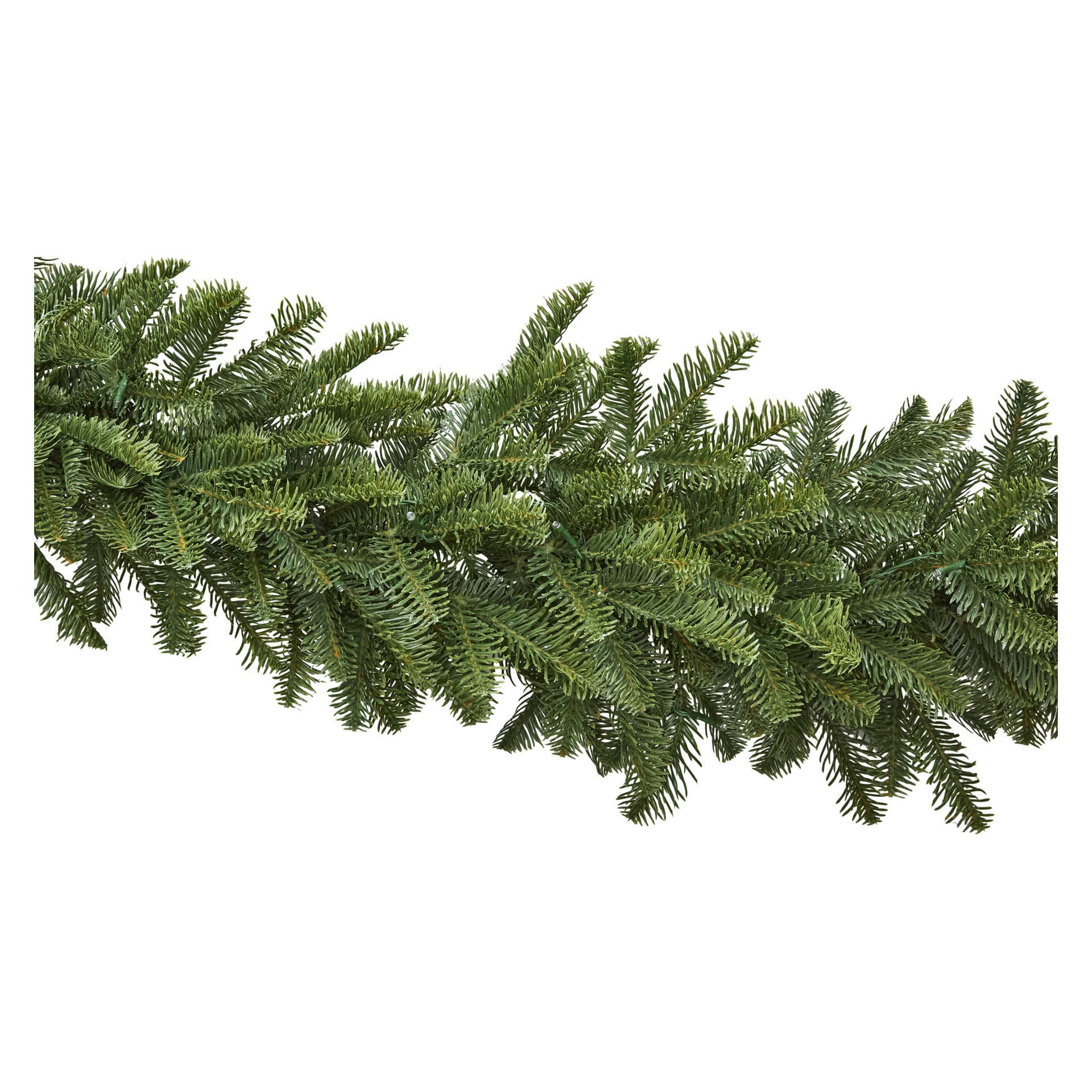 En närbild på en frodig grön konstgjord tallgirlang med täta, nålliknande grenar.