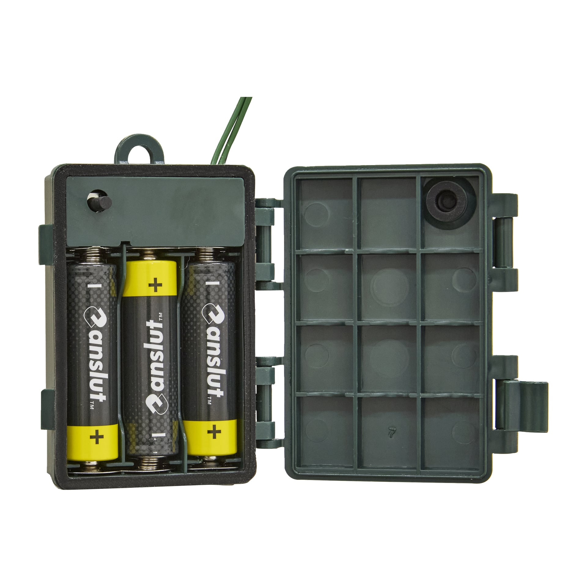 Ett öppet mörkgrönt plastbatterifodral med två installerade AA-batterier markerat Anslut, med ett tomt rutnätsformat fack till höger.