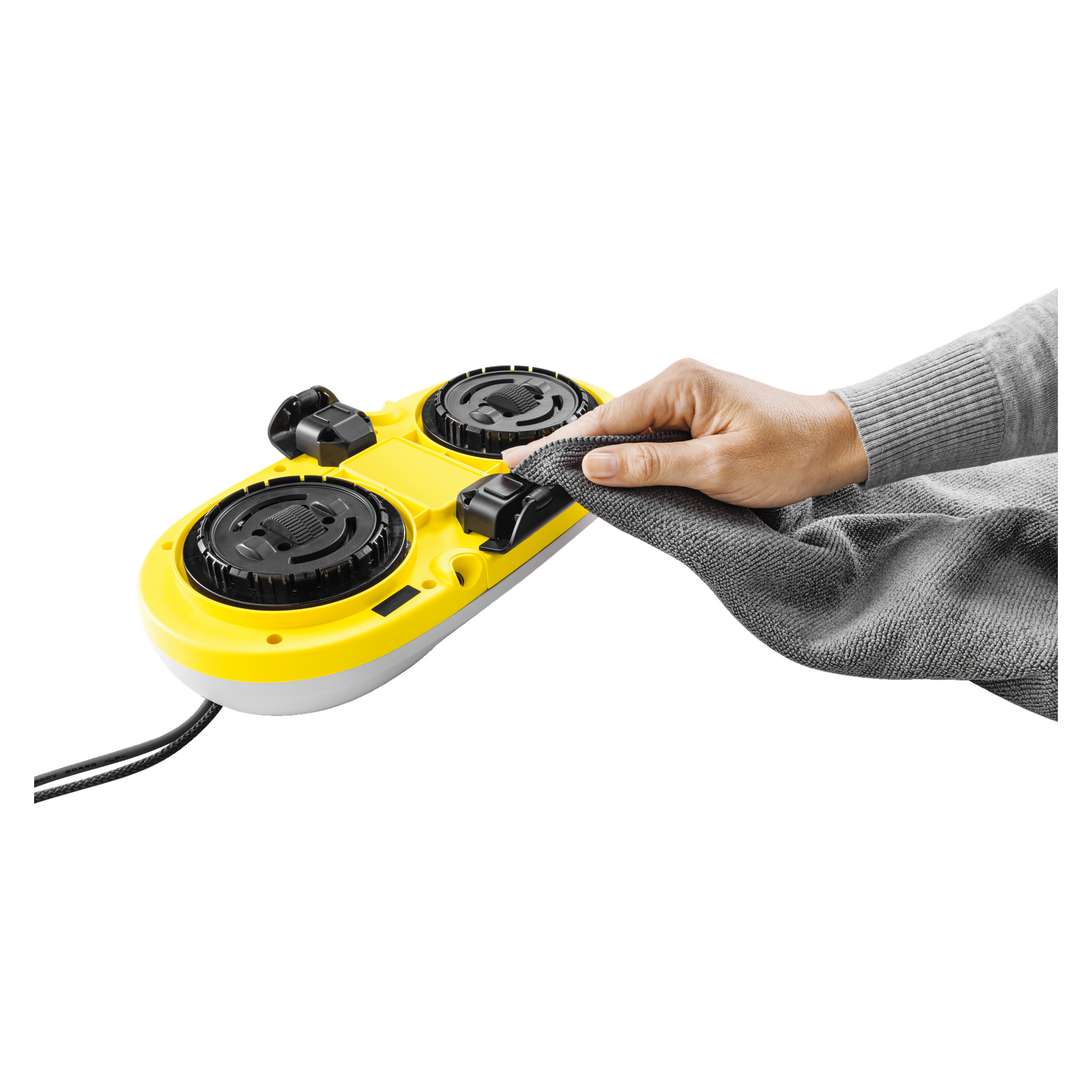 En person torkar av en gul och svart elektrisk apparat med två runda delar ovanpå, med en grå trasa, placerad på en ljus yta.
