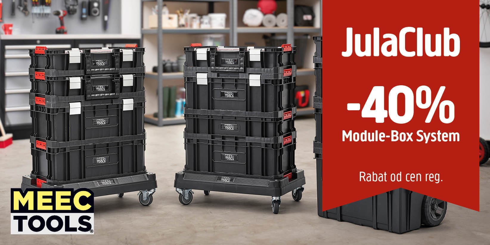 Trzy stosy czarnych skrzynek Meec Tools z czerwonymi zatrzaskami w warsztacie. Napis JulaClub -40% Module-Box System, żółte oznakowanie.