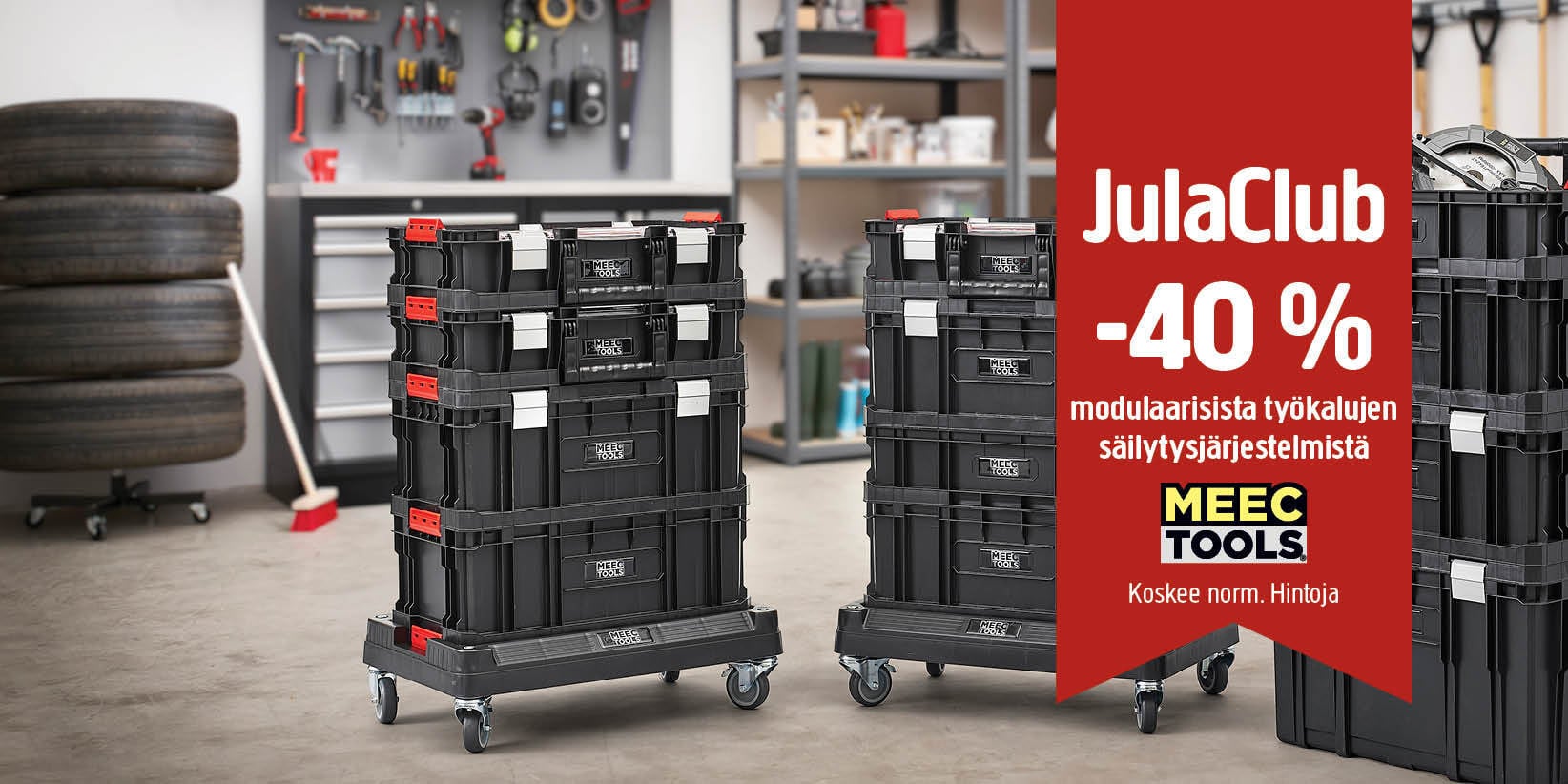 Kolme mustaa pyörillä varustettua modulaarista työkalujen säilytysyksikköä työpajassa. Oikealla oleva punainen banneri mainostaa "JulaClub -40% MEEC TOOLS".