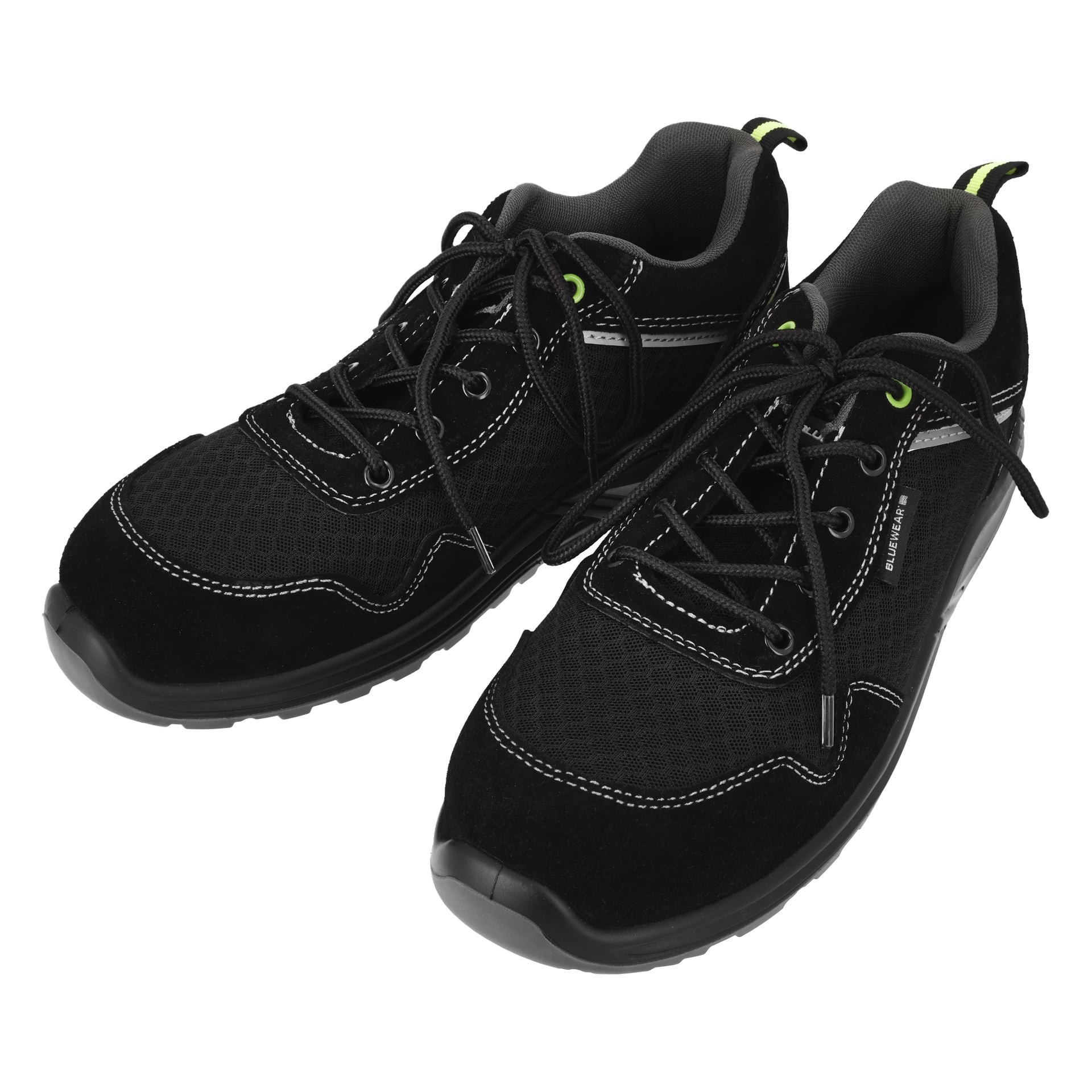Svarta sportsneakers har vita sömmar, meshpaneler, svarta snören och gröna detaljer på öglorier och hälflikar ovanifrån.