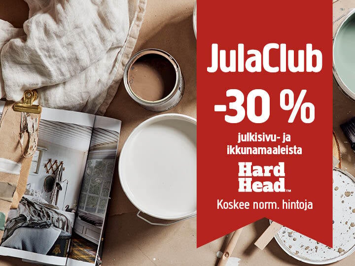 Avoin maalipurkki, sivellin, kangas ja lehti lepäävät pöydällä punaisen banderollin vieressä, jossa mainostetaan 30 prosentin JulaClub-alennusta Hard Head -maaleista.