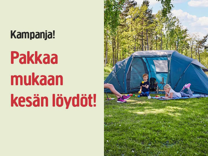 Perhe rentoutuu sinisen leiriteltan ulkopuolella ruohikolla puiden keskellä. Vasemmalla: "Erikoistarjous! Pakkaa kesälahjasi!".