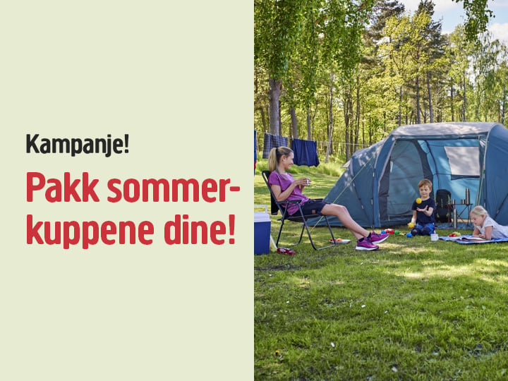 En kvinne sitter på en stol og to barn sitter på et teppe utenfor et blått telt i en gresskledd skog. Teksten reklamerer for en sommerkampanje.
