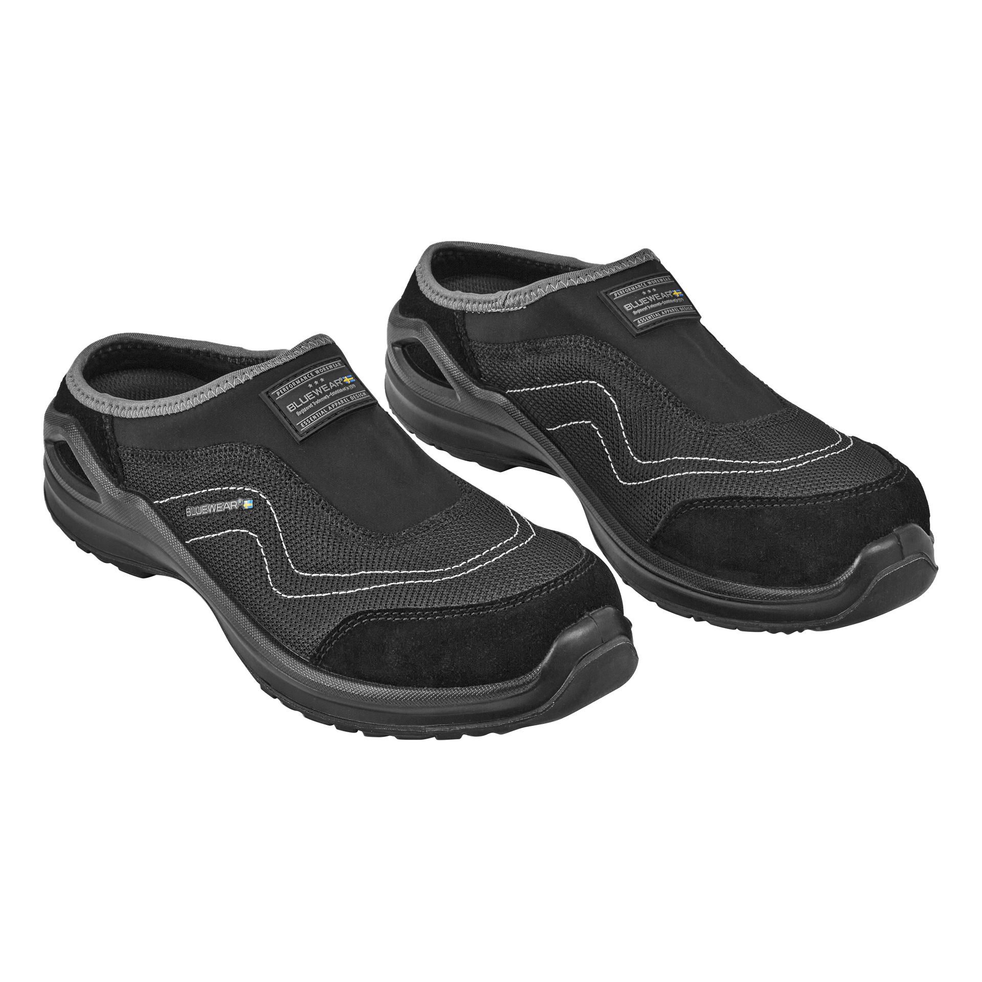 Bluewear sikkerhetssko Tampa i svart, med et slip-on-design med teksturerte såler, hvite sømdetaljer, forsterkede tåområder og en etikett plassert øverst foran på hver sko.