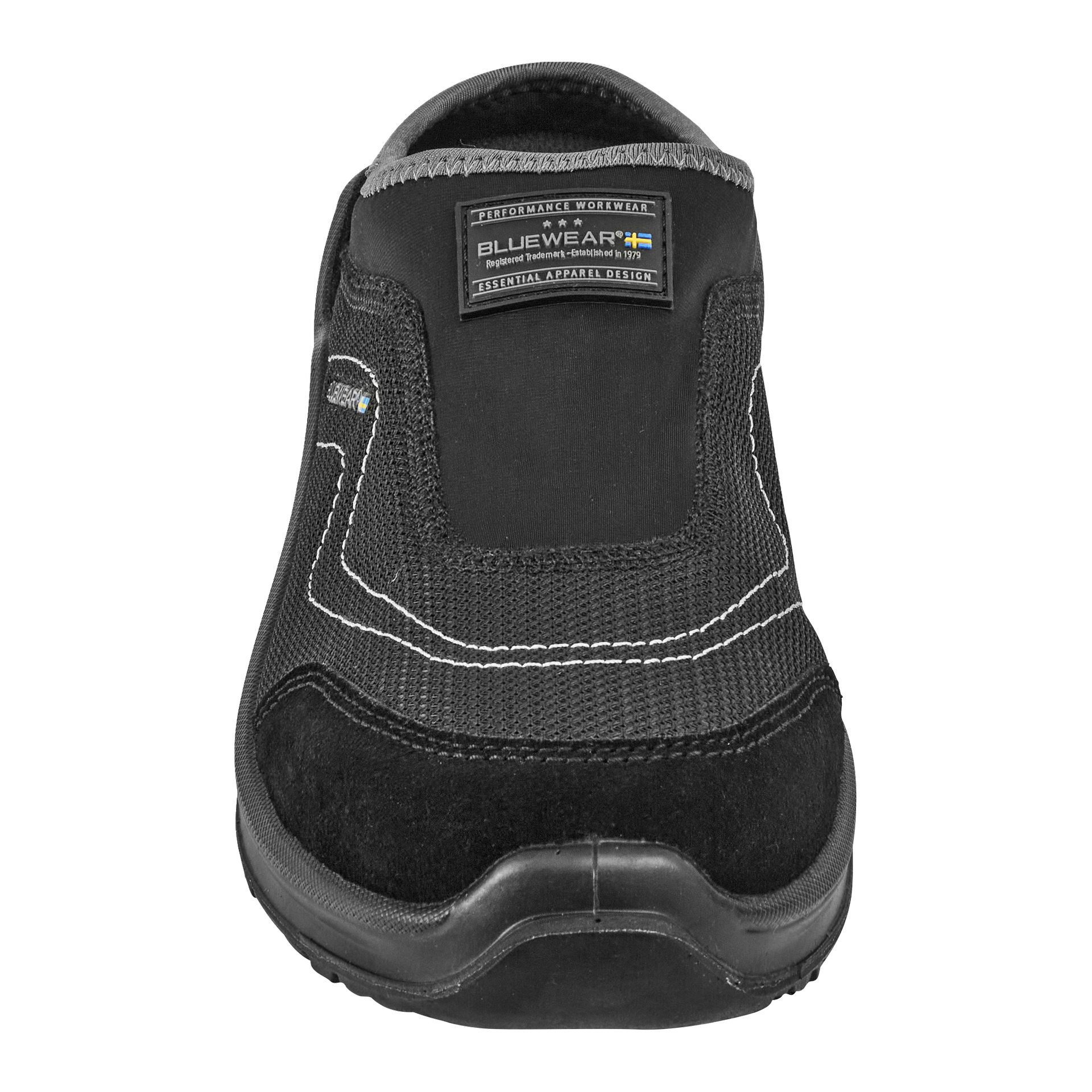Svarte slip-on Tampa sikkerhetssko med mesh-overdel, semskede detaljer og hvite sømmer. Tungen har en rektangulær etikett med Bluewear-merket, ekstra tekst og et lite svensk flagg.