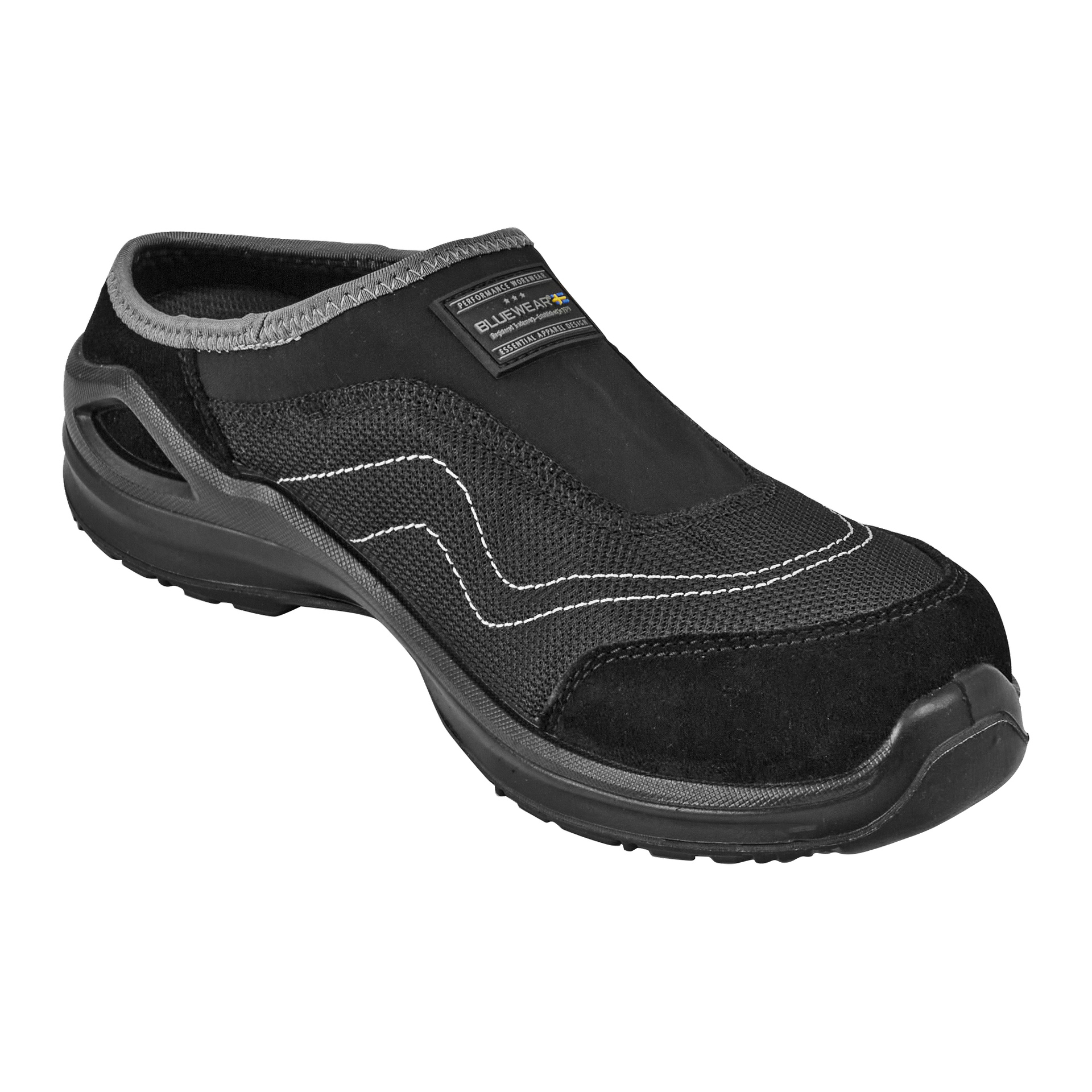 Bluewear Safety Shoes Tampa er svarte slip-on arbeidssko med karakteristisk hvit søm, en solid forsterket tå og en grå polstret krage. En etikett er synlig på toppen av skoen, og sålen er slitesterk og teksturert for bedre grep.