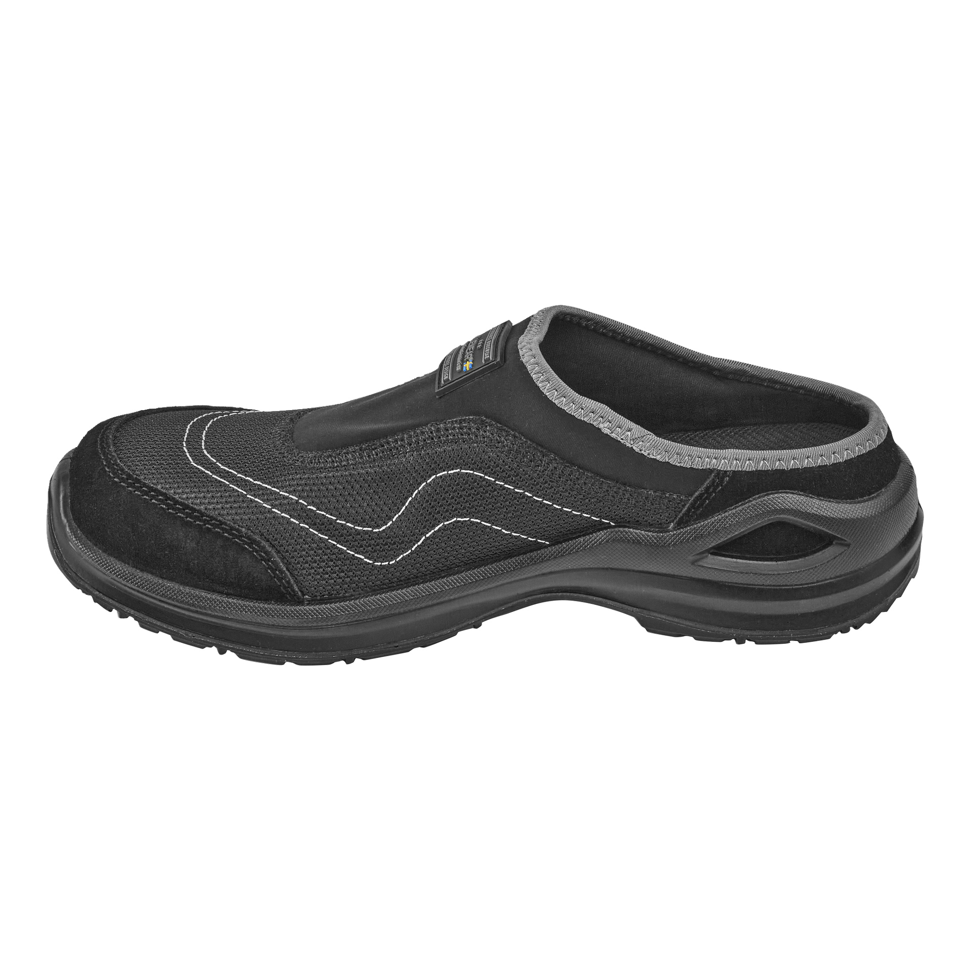 Bluewear sikkerhetssko Tampa er svarte slip-on arbeidssko med lukket tå, en mesh-øvre del forsterket med søm, og en solid gummisåle. Designet inkluderer en åpen hæl for enkel bruk og en liten svart etikett på oversiden, som kombinerer praktisk bruk med komfort.