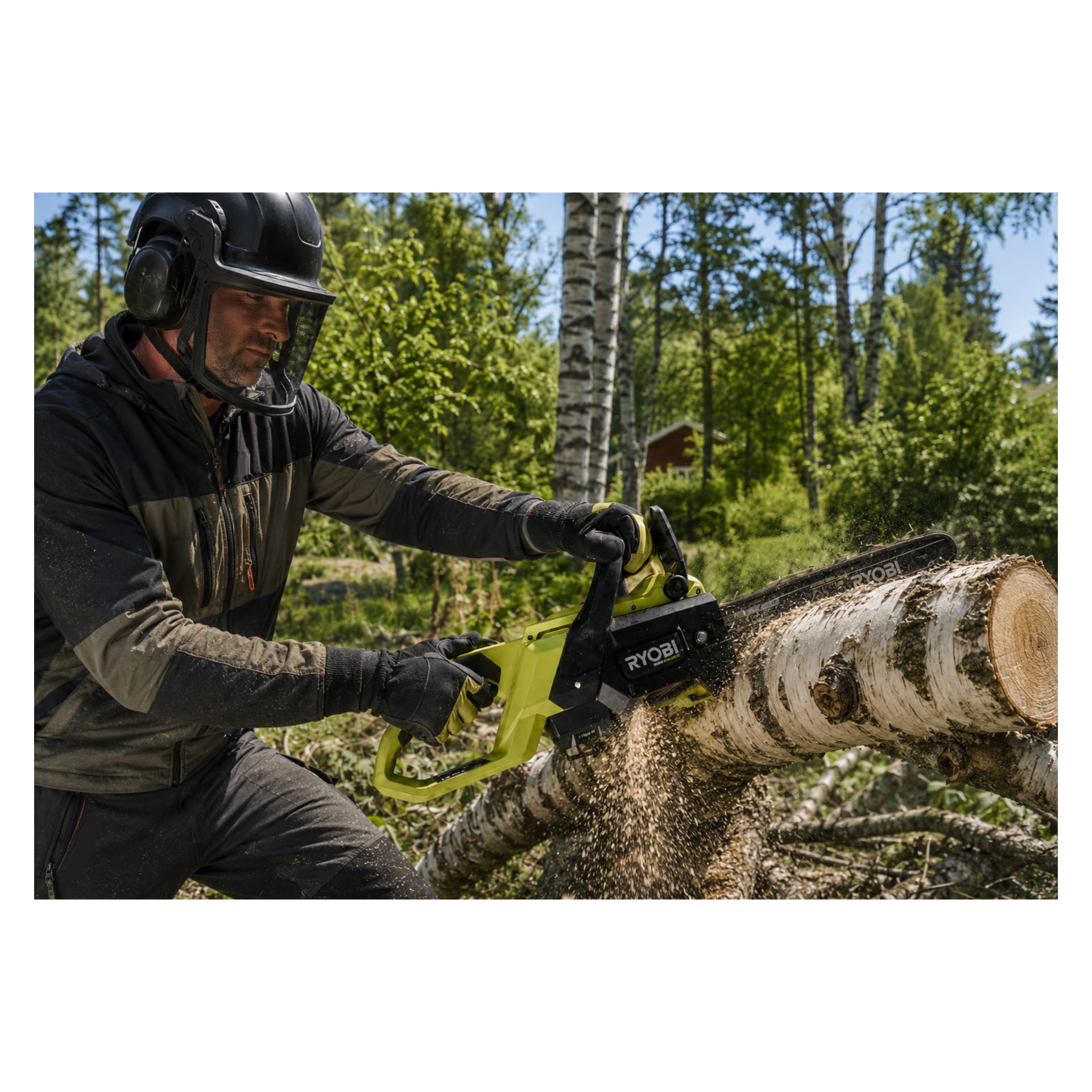En person i säkerhetsutrustning använder en Ryobi Max Power batterimotorsåg (modell RY36CSX40CN-0) för att skära igenom en tjock björkstock utanför, med träflis som sprids och träd synliga bakom dem.