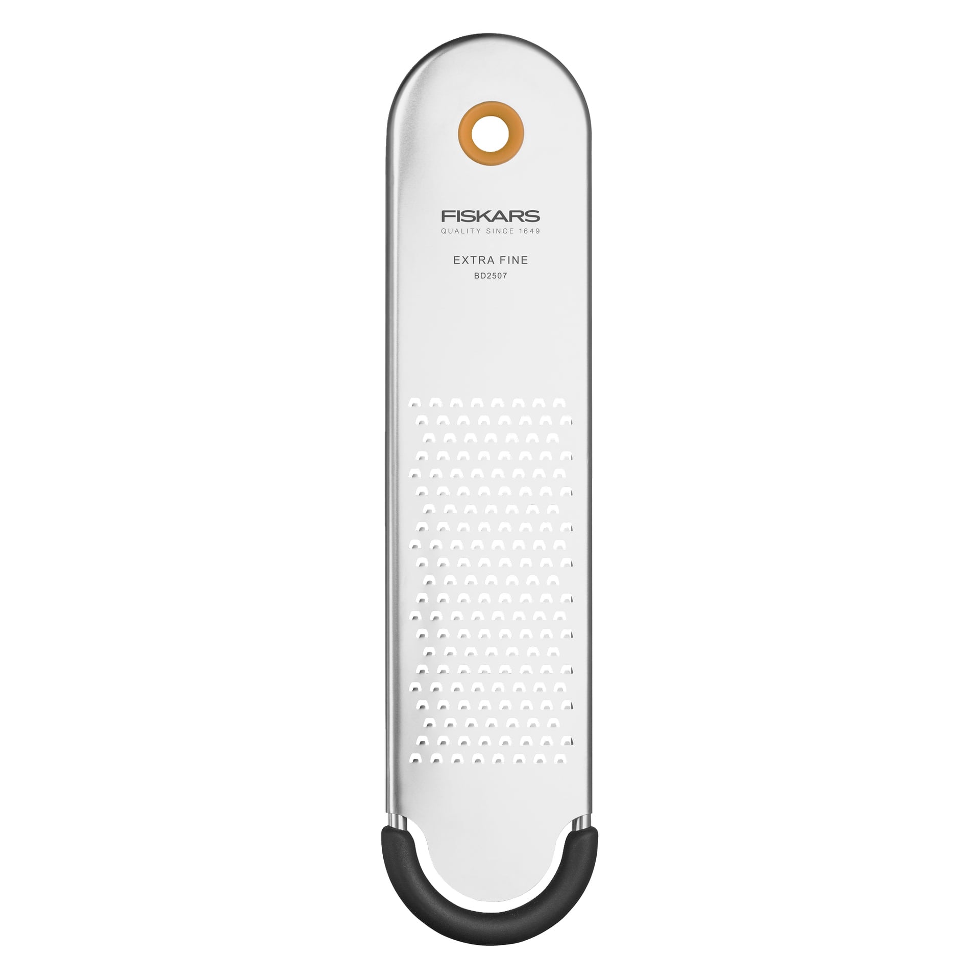 Fiskars Extra Fine Grater Functional Form, wykonana ze stali nierdzewnej z drobnymi otworami na kratki i czarną rączką ozdobioną pomarańczowym akcentem, z otworem na końcu ułatwiającym zawieszenie.