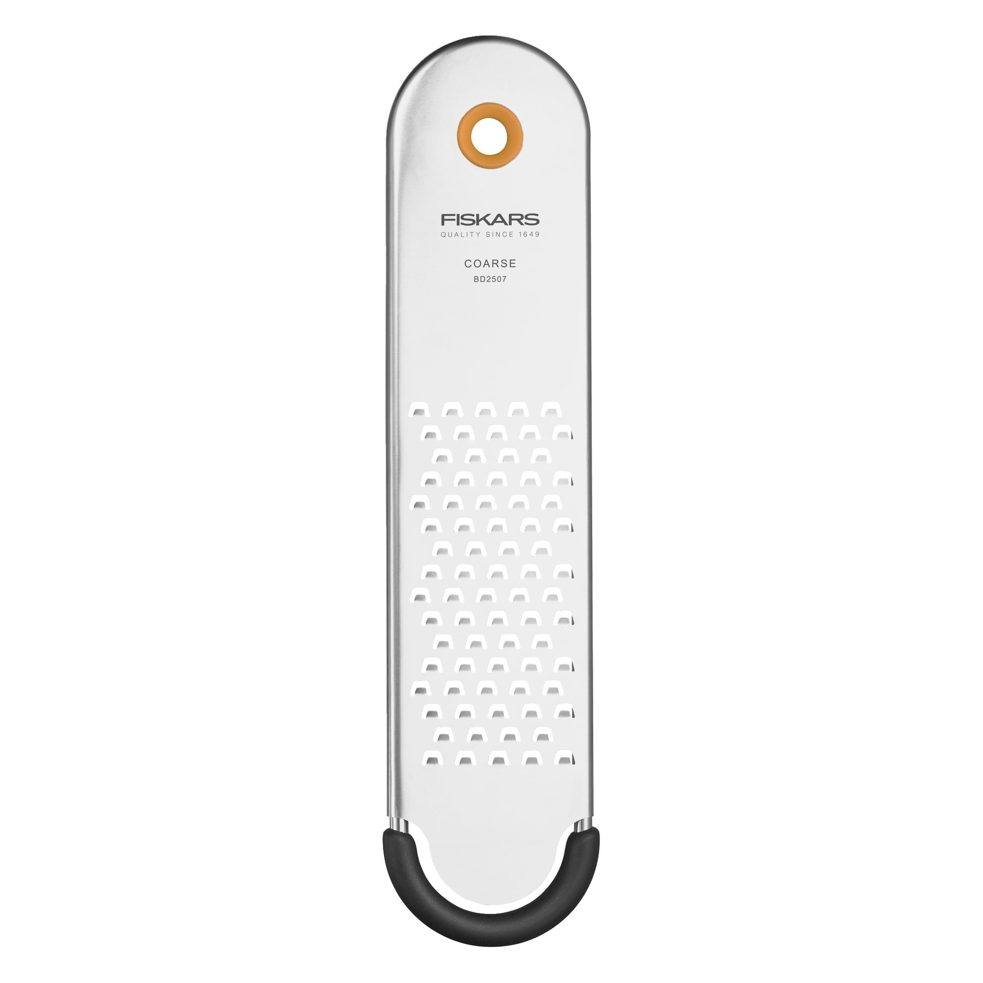 Karkea raastin Fiskars Functional Form -sarjasta, suunniteltu ruostumattomasta teräksestä valmistetulla ritiläpinnalla, jossa on kohotettuja reikiä, musta kahva, jota korostetaan oranssilla yläosassa, ja tuotteen yksityiskohdat keskellä.