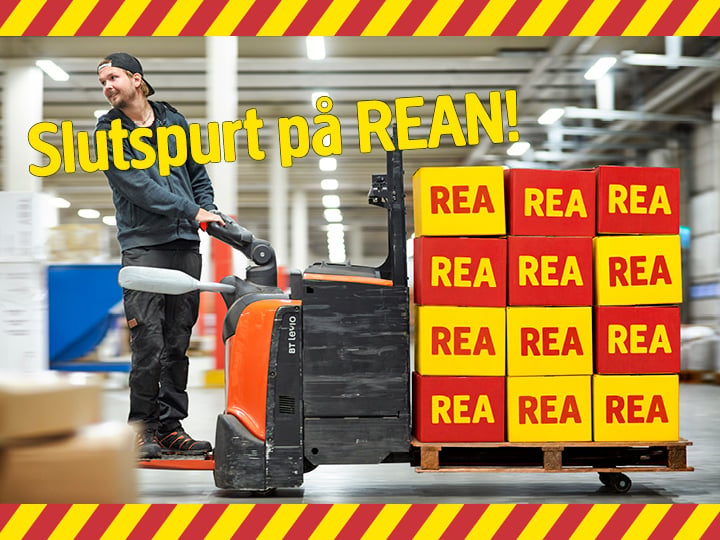 En man kör en elektrisk pallvagn och transporterar en pall lastad med lådor märkta med REA inuti ett lager. Överst står det med stor text ”Slutspurt på REAN!” och bilden är inramad med en gul och röd kant.