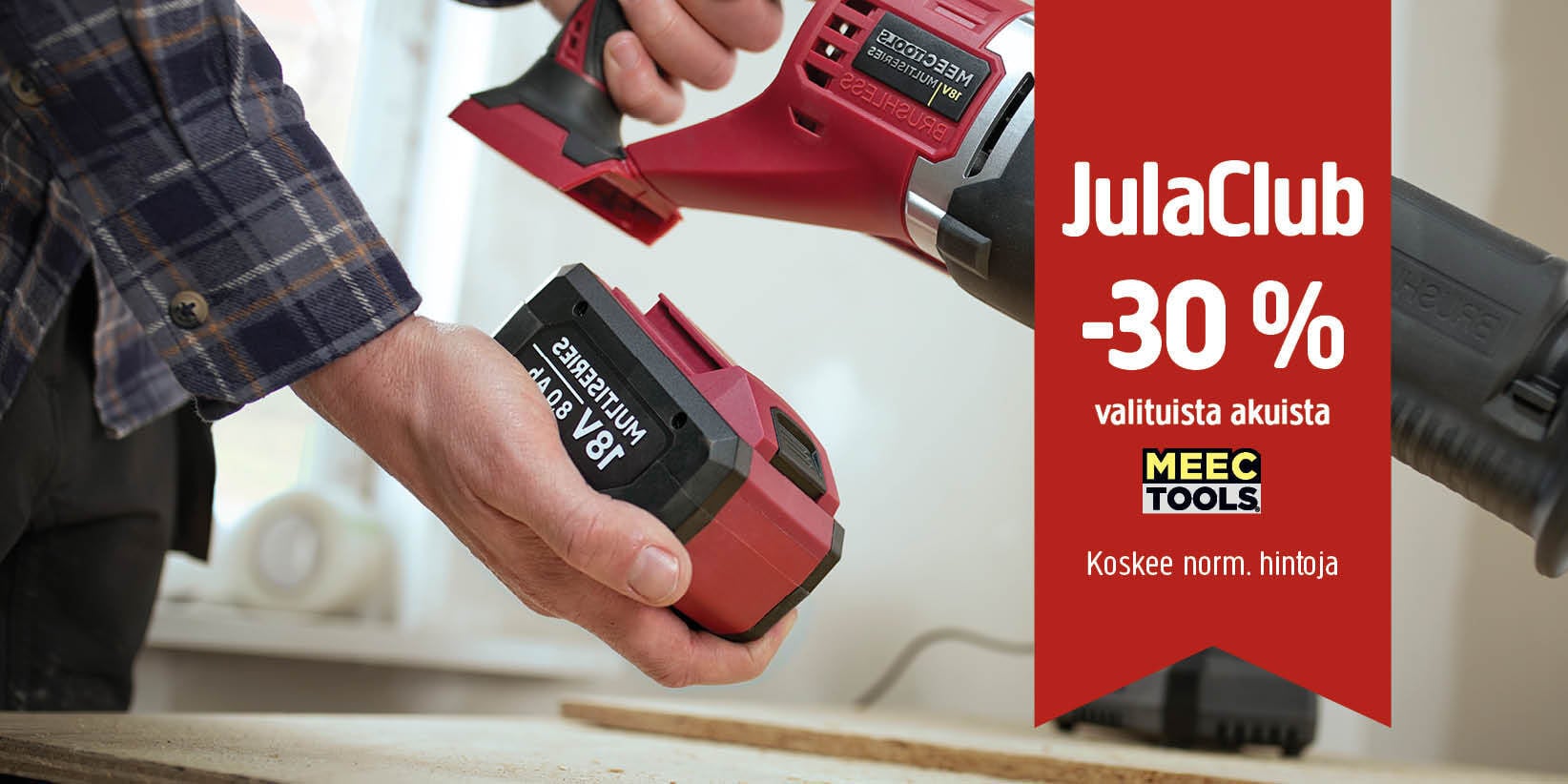 Joku asettaa ladattavan akun punaiseen akkukäyttöiseen työkaluun. Banderollissa lukee: ”JulaClub – 30 % alennus valikoiduista MEEC TOOLS -akuista”.