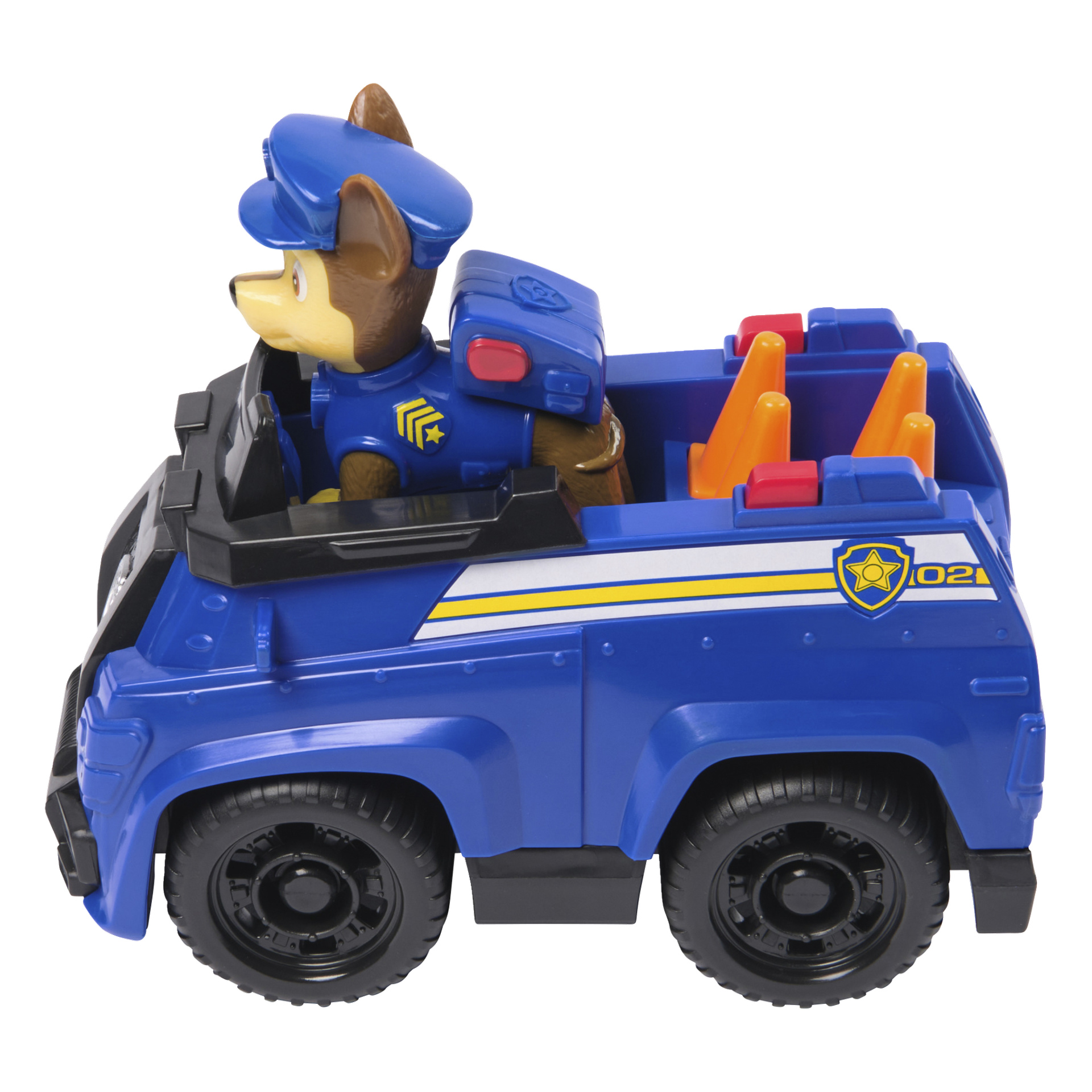 Paw Patrol Chase -leluauto on sininen poliisiauto, jossa on mustat pyörät, ja jossa on ruskea koirahahmo poliisin univormussa. Ajoneuvossa on takana keltaisia kartioita, ja sen sivulla on poliisivirkamerkki.