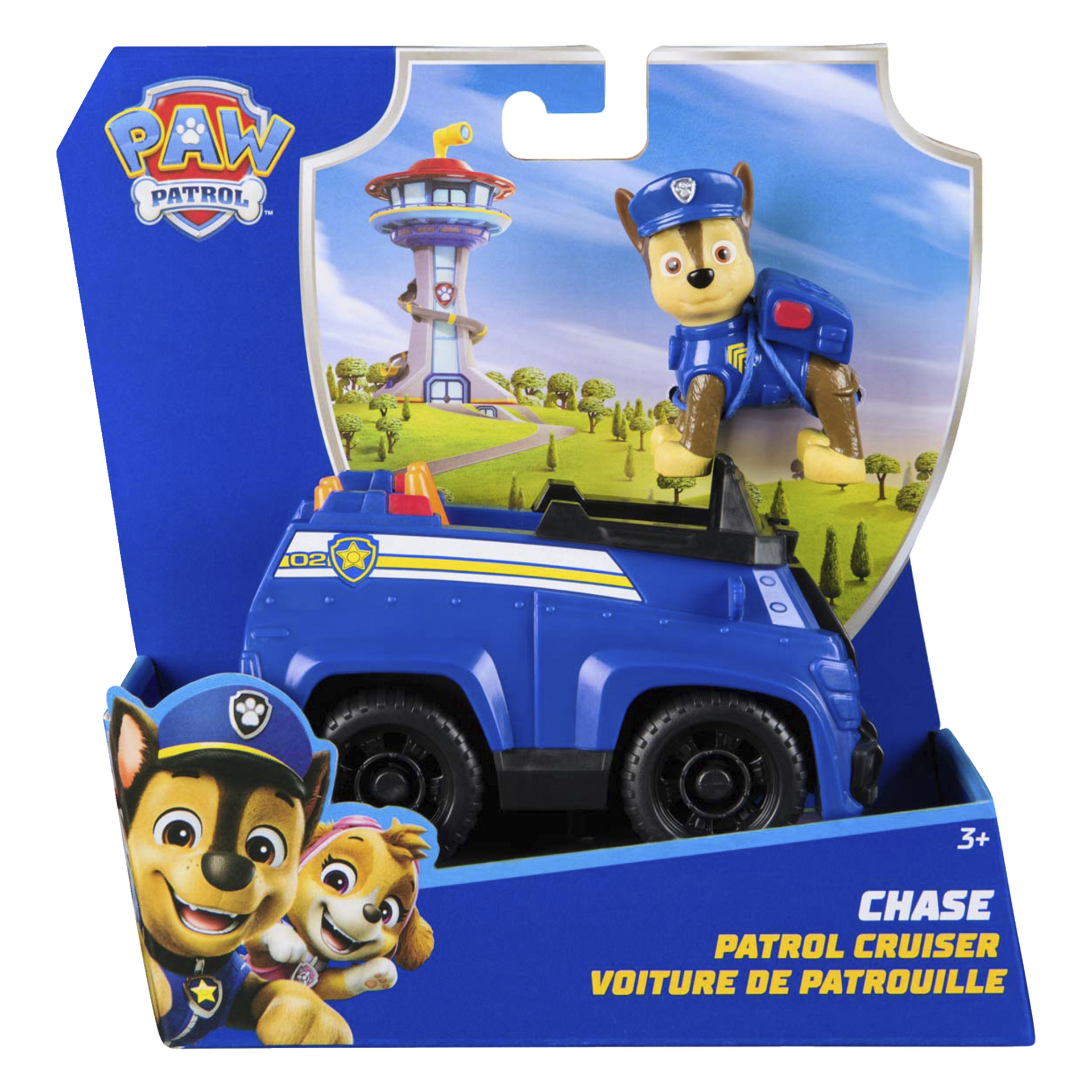 Paw Patrol Chase -leluauto on esillä sinisessä pakkauksessa, jossa on Chase-hahmo, sopiva 3-vuotiaille ja sitä vanhemmille lapsille. Laatikko on koristeltu Paw Patrolin logoilla ja vasemmassa alakulmassa on kuvia Chasesta ja Skyestä.