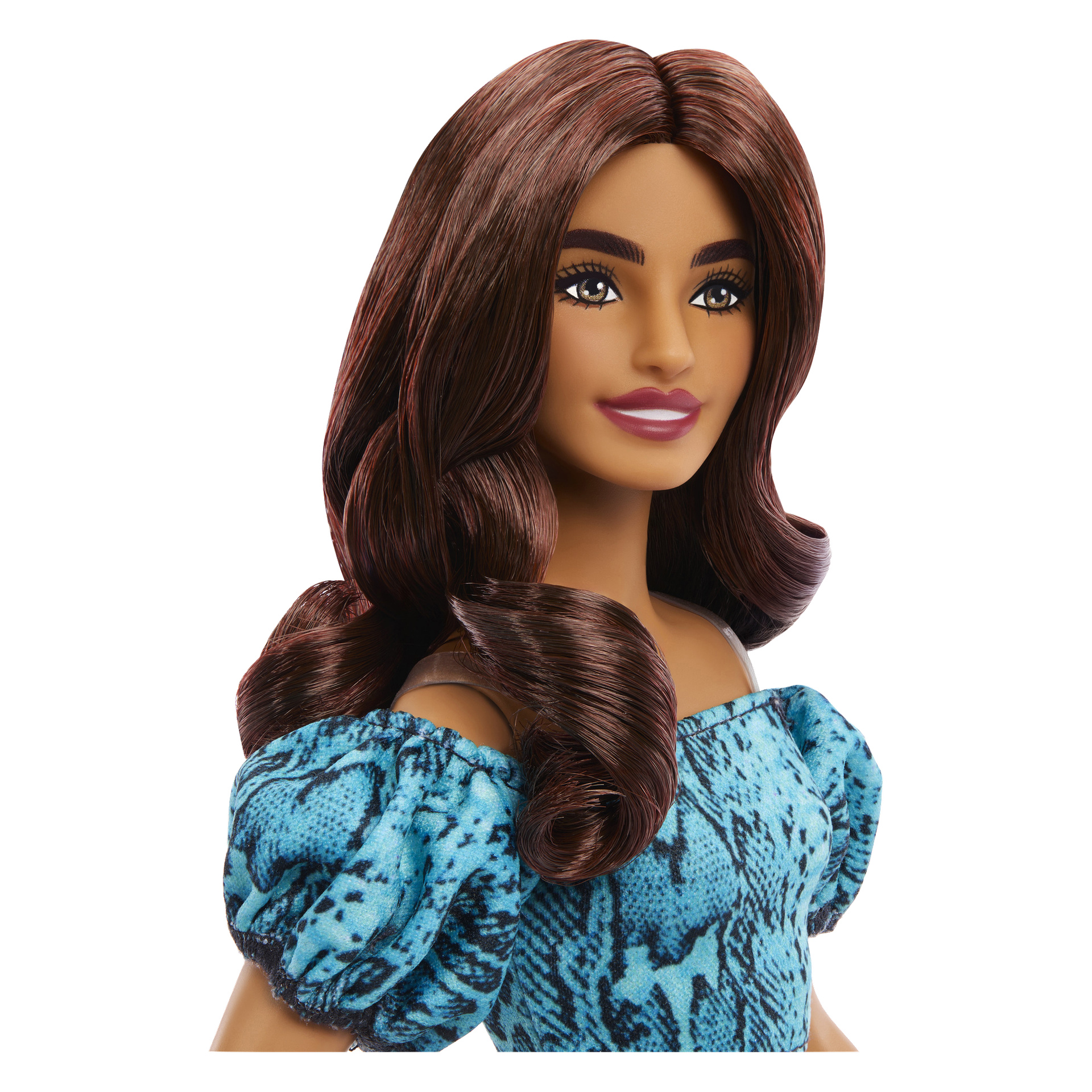 Barbiedockan Teal Animal Print från Barbie har långt, vågigt brunt hår och bruna ögon, med noggrant stylade detaljer. Hon bär en axelbandslös blå klänning med ett djurmönster. Leende poserar hon lätt åt höger, vilket framhäver hennes moderiktiga utseende och markerade ansiktsdrag.