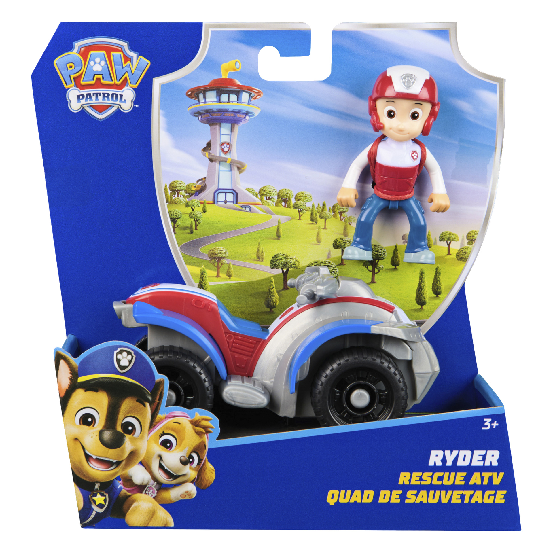 Paw Patrol Ryder -leluauto on pakattu siniseksi ja siinä on pieni Ryder-hahmo kypärässä, sijoitettuna harmaan ja punaisen mönkijän päälle. Taustalla on kuva PAW Patrolin tähystystornista.