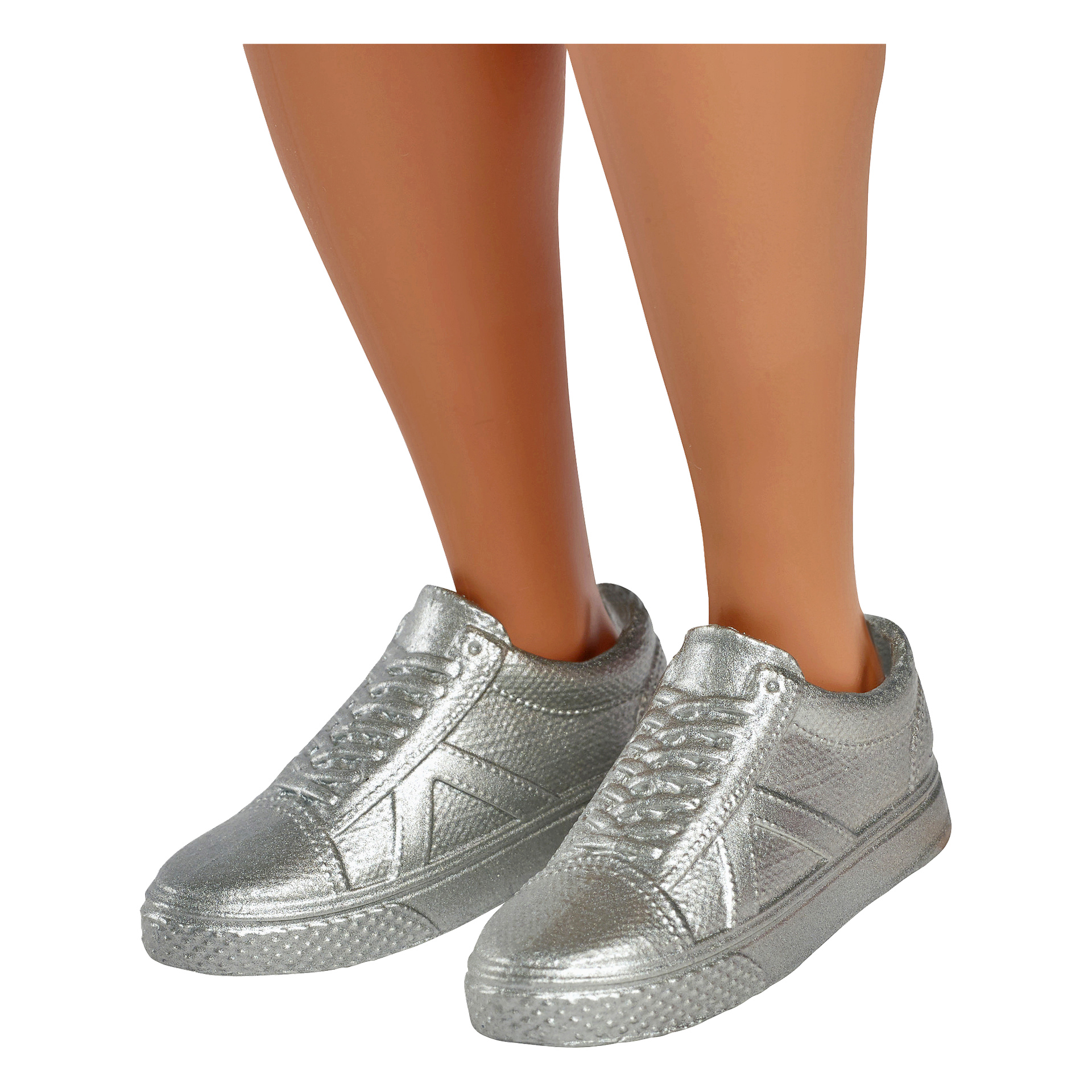 Ett par ben från Barbie Ken-dockan California Dream edition, med silvertexturerade sneakers och snören.