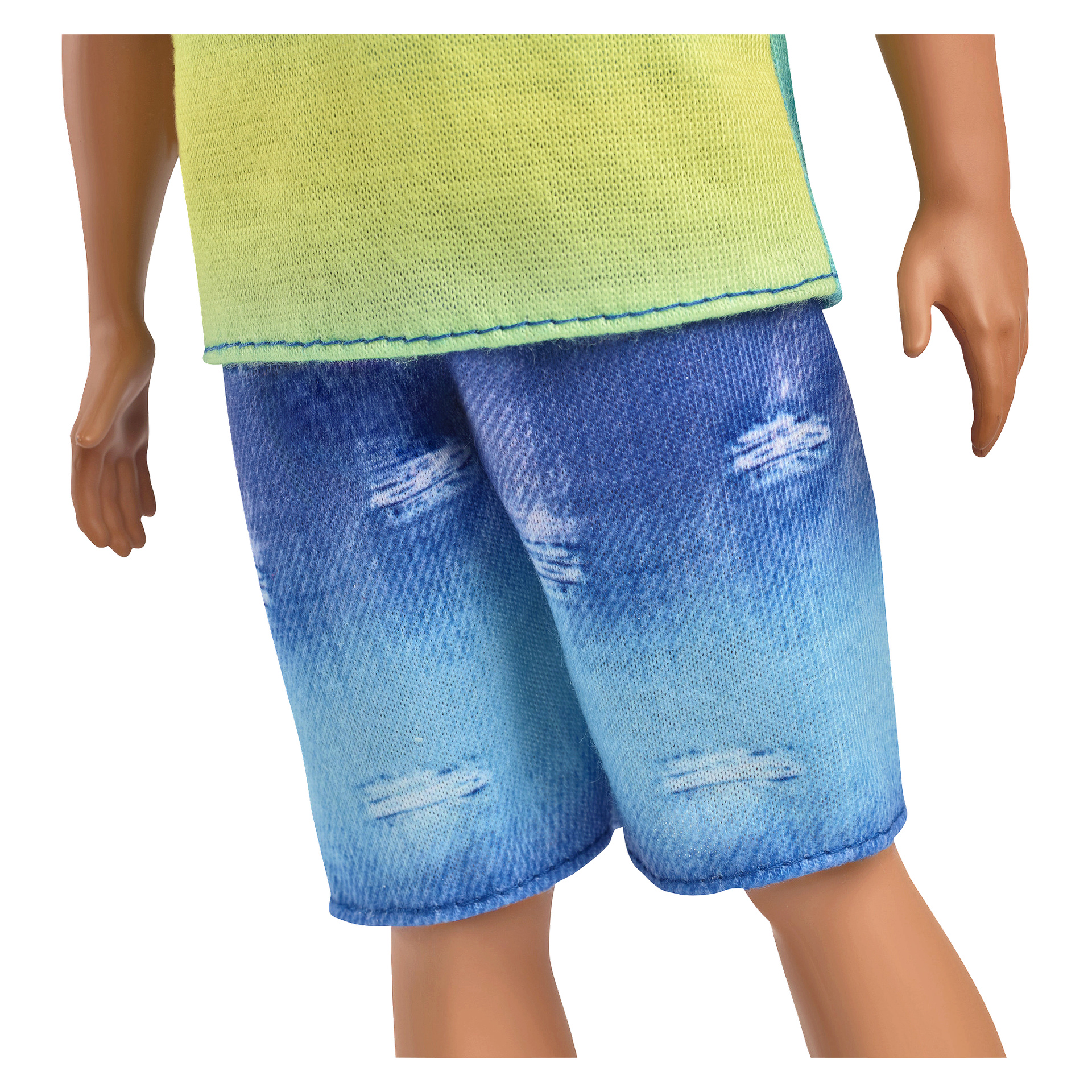 California Dream Barbie Ken-dockan är klädd i en ljusgrön skjorta och blå ombre-denimshorts med slitna mönster. Bilden visar endast dockans överkropp och övre ben, med armarna naturligt vilande vid sidorna.