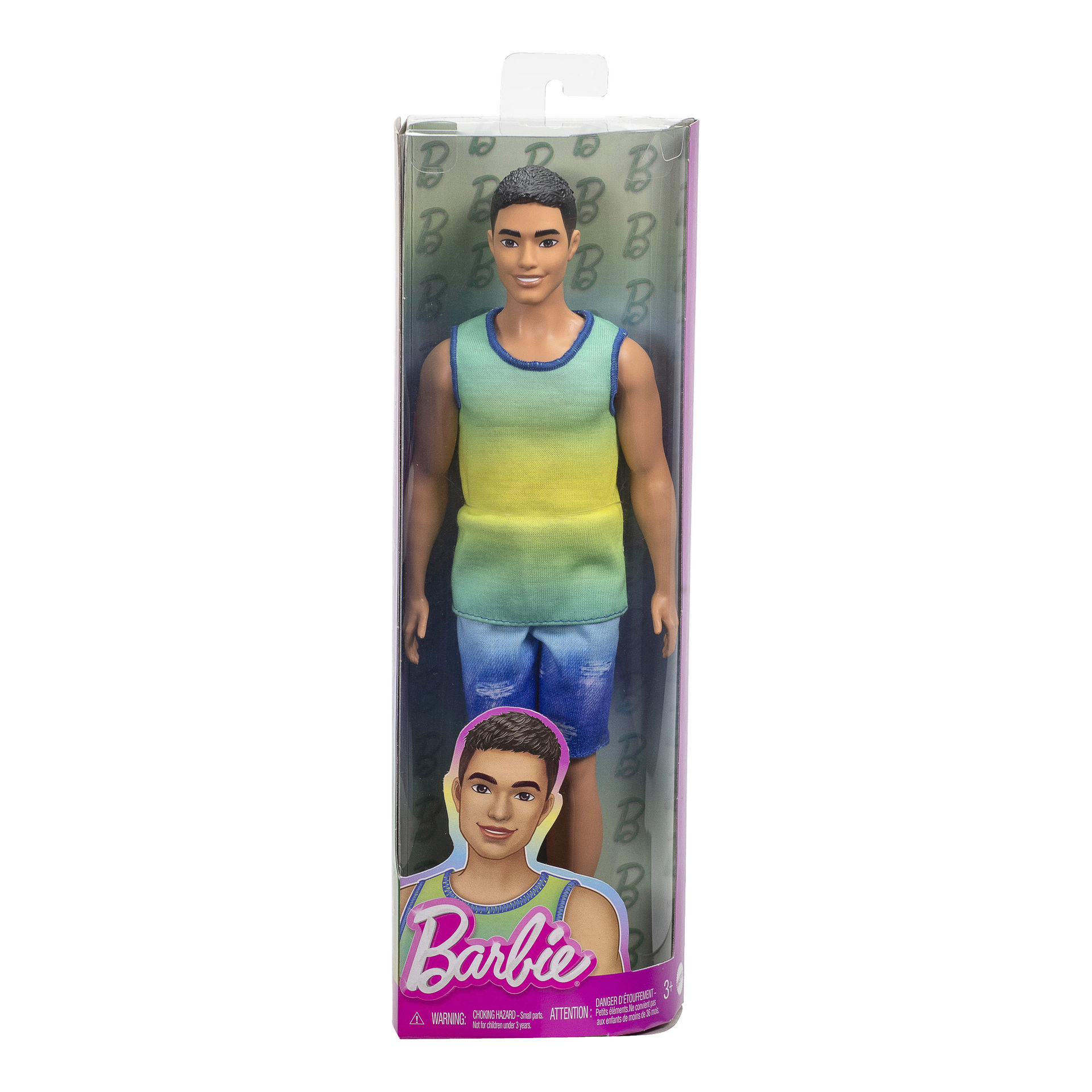 En Ken-docka klädd i ett blått och gult linne med gradient och blå shorts visas i sin låda. Förpackningen visar en illustration av hans ansikte tillsammans med Barbie-loggan nära botten.
