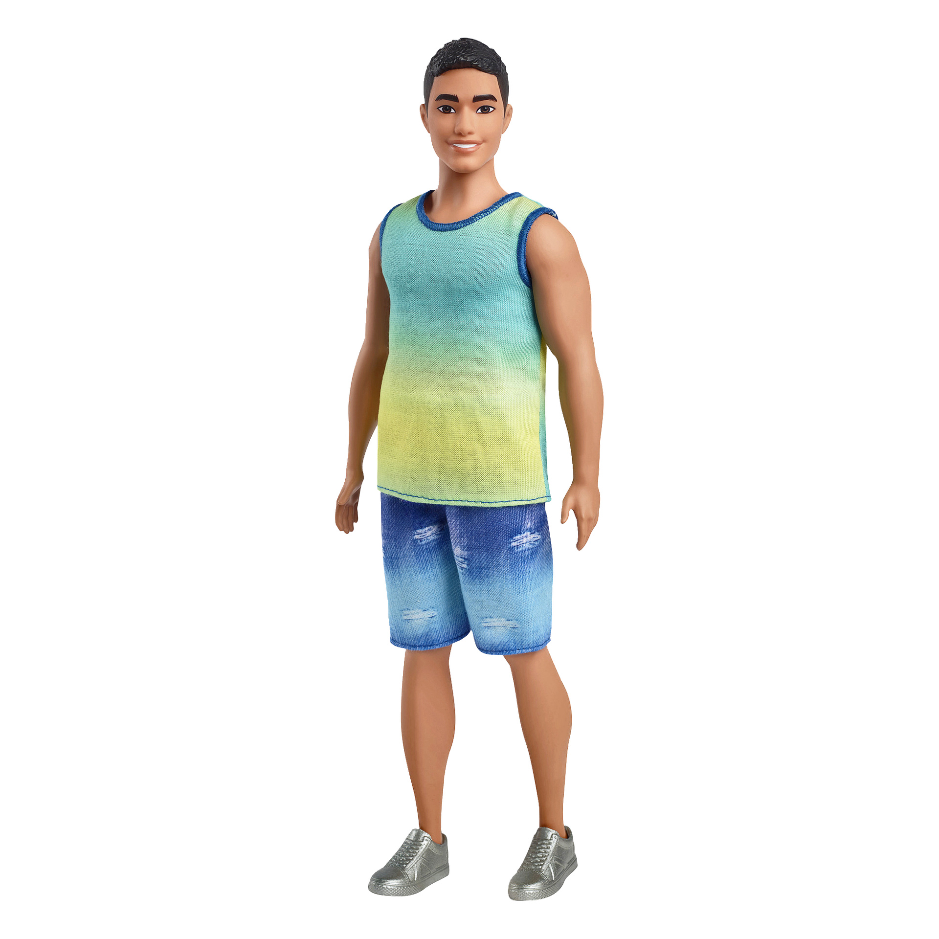 Barbie Ken-dockan California Dream har kort mörkt hår och är klädd i en ärmlös skjorta med blå till gul gradient, tillsammans med ljusblå slitna jeansshorts och silverskor. Dockan står rak med armarna avslappnade längs sidorna.