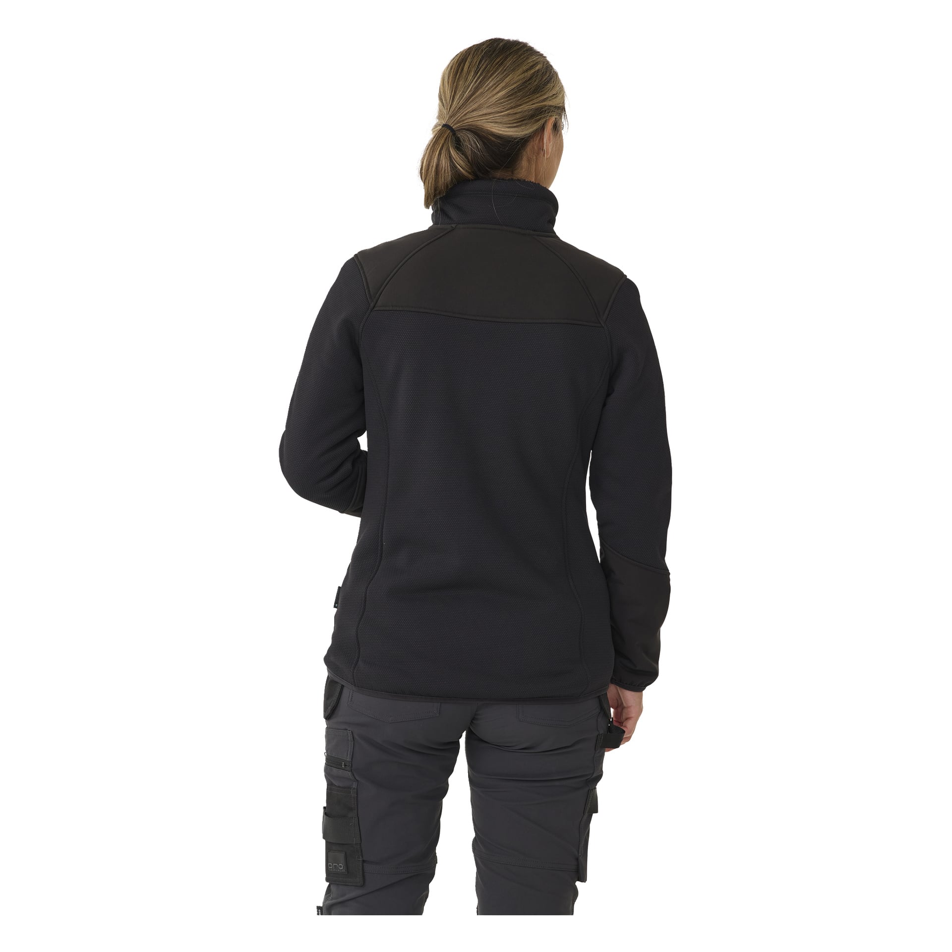 En person med lysebrunt hår i hestehale sees bakfra, iført Bluewear Women's pile-lined fleecejakke Moa sammen med mørke cargobukser.