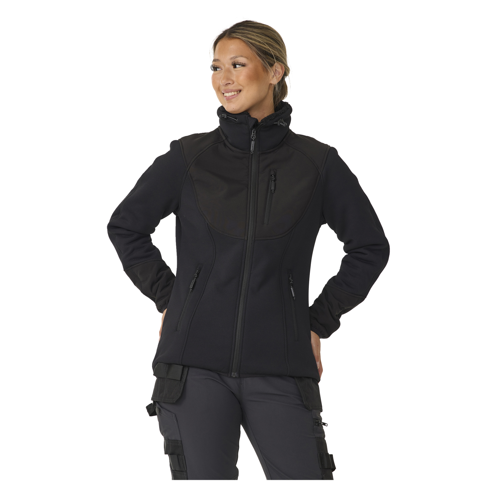 Nainen, jolla on kädet lanteilla, pukeutuu Bluewear Women's -piikkivuoriseen fleecetkiin Moa:han ja tummiin cargo-housuihin. Hän hymyilee ja katsoo sivulle.