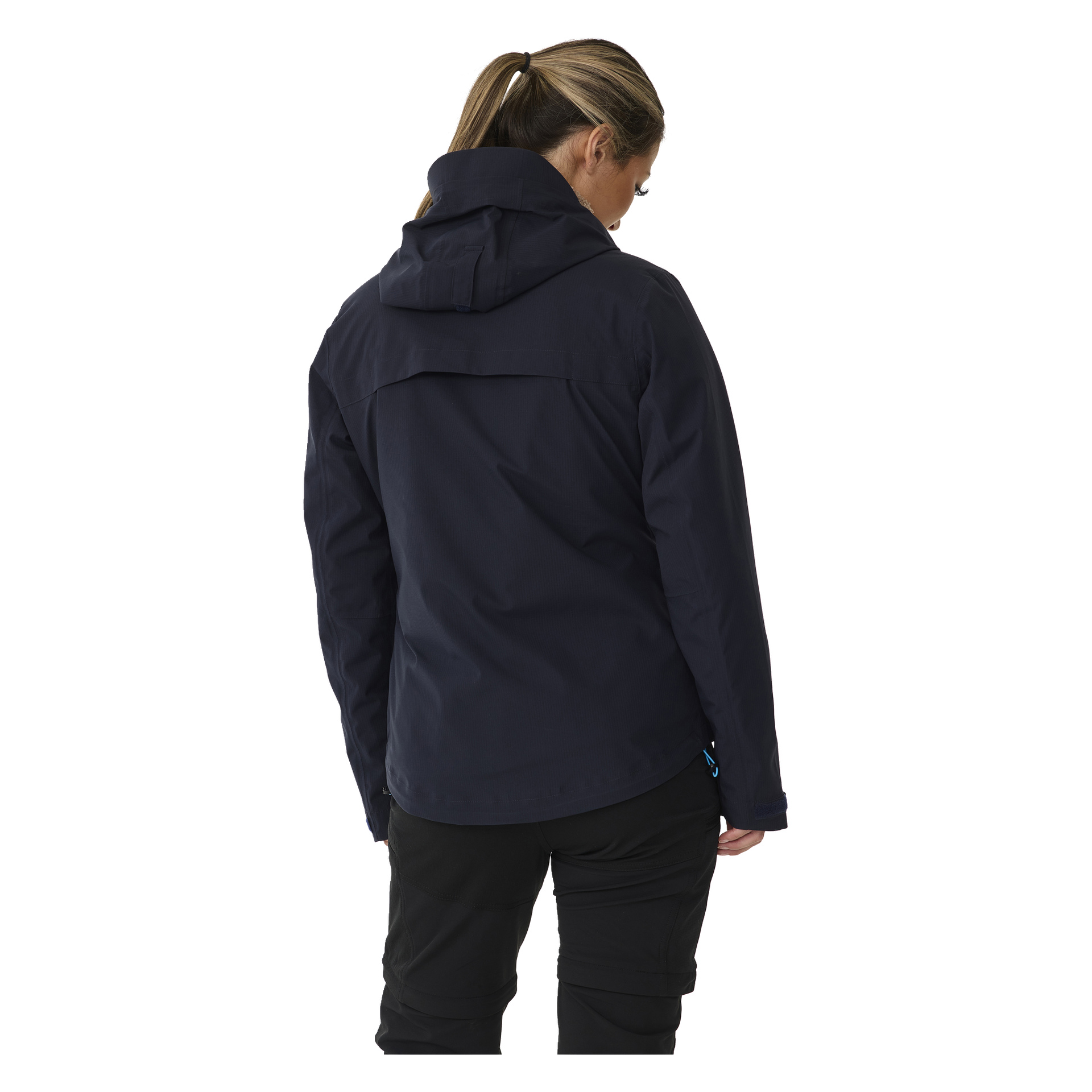 Eine Person mit hellbraunem Haar, das zu einem Pferdeschwanz gebunden ist, ist von hinten zu sehen, gekleidet in die Kayoba Outdoor Women's Shell-Jacke Sarek und schwarze Hosen, blickt nach unten.