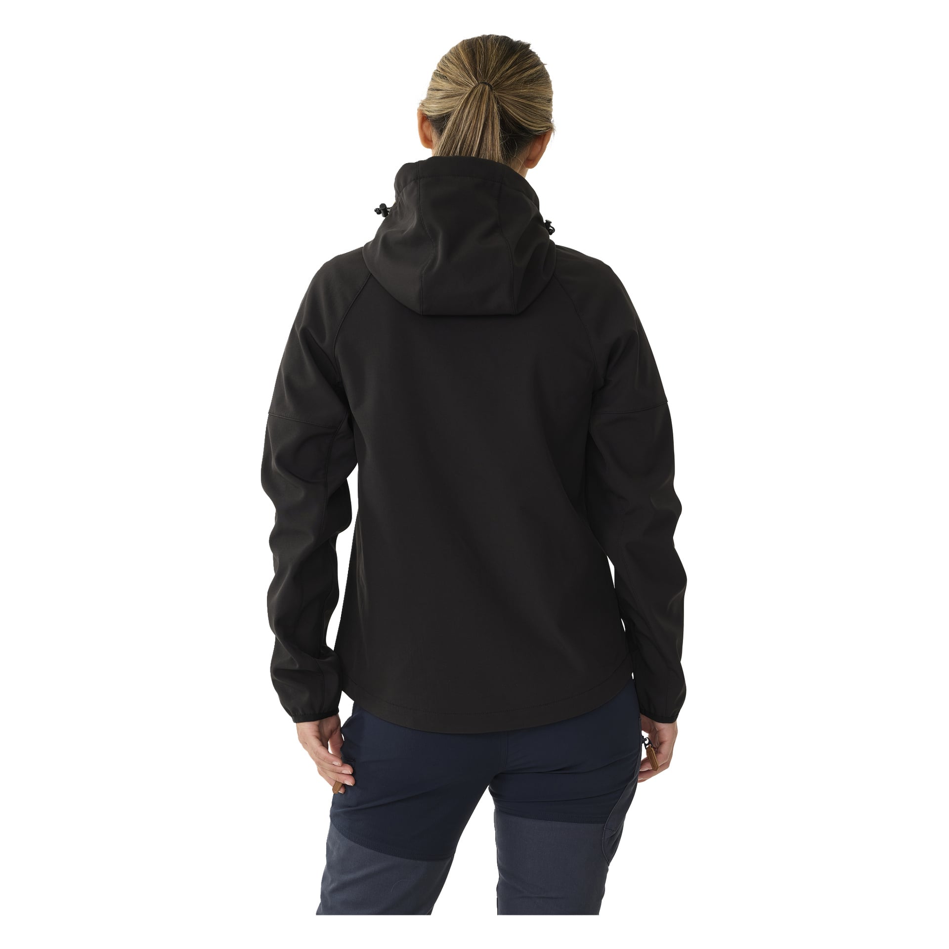 Eine Person mit hellbraunem Haar in einem Pferdeschwanz ist von hinten zu sehen, trägt die mit Fleece gefütterte Kayoba Outdoor Women's Softshell-Jacke Hede in Schwarz sowie eine dunkelblaue Hose.