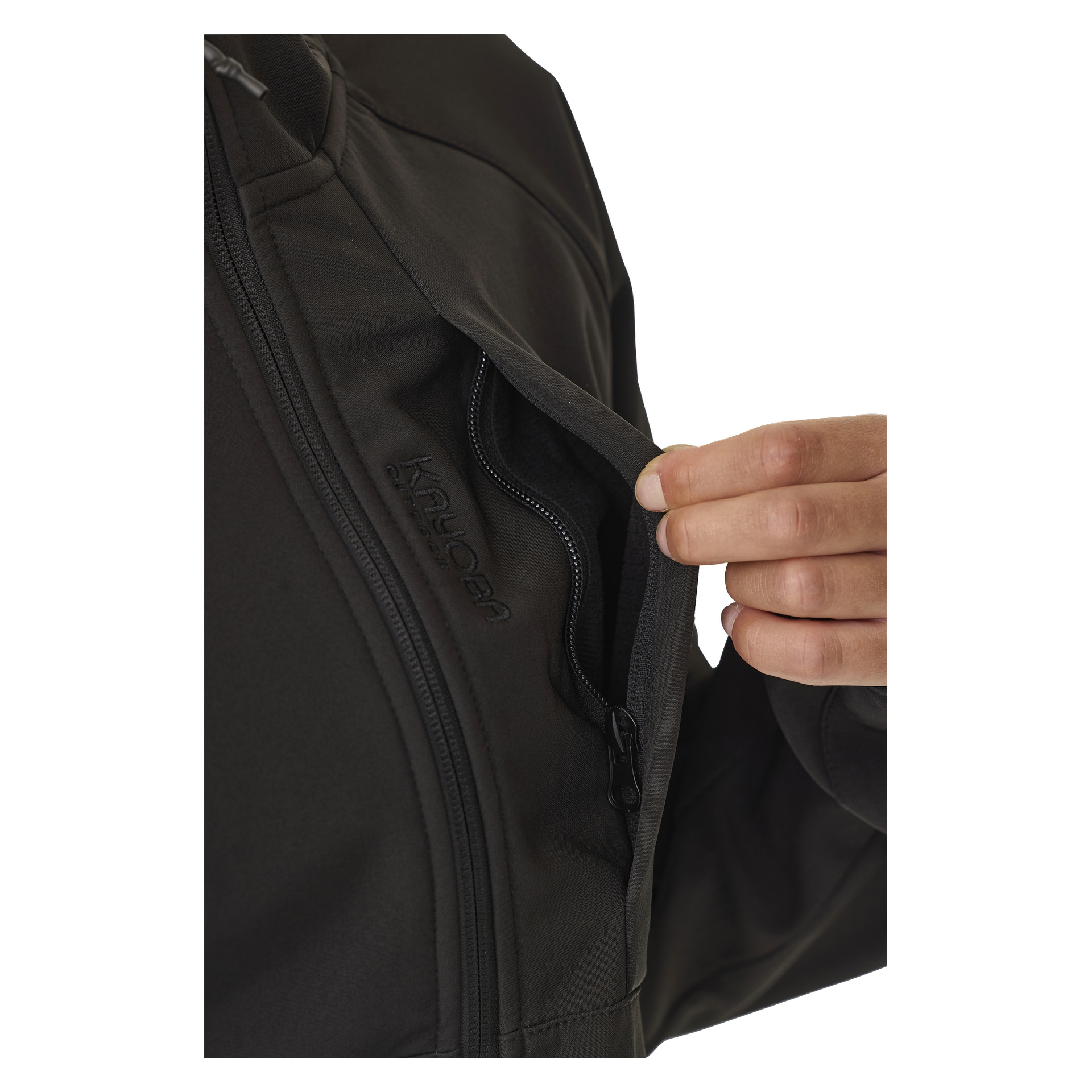 Eine Hand öffnet die Reißverschluss-Brusttasche einer schwarzen, fleecegefütterten Damenjacke namens Hede. "Kayoba Outdoor" ist auf der Innenseite der Tasche bestickt.