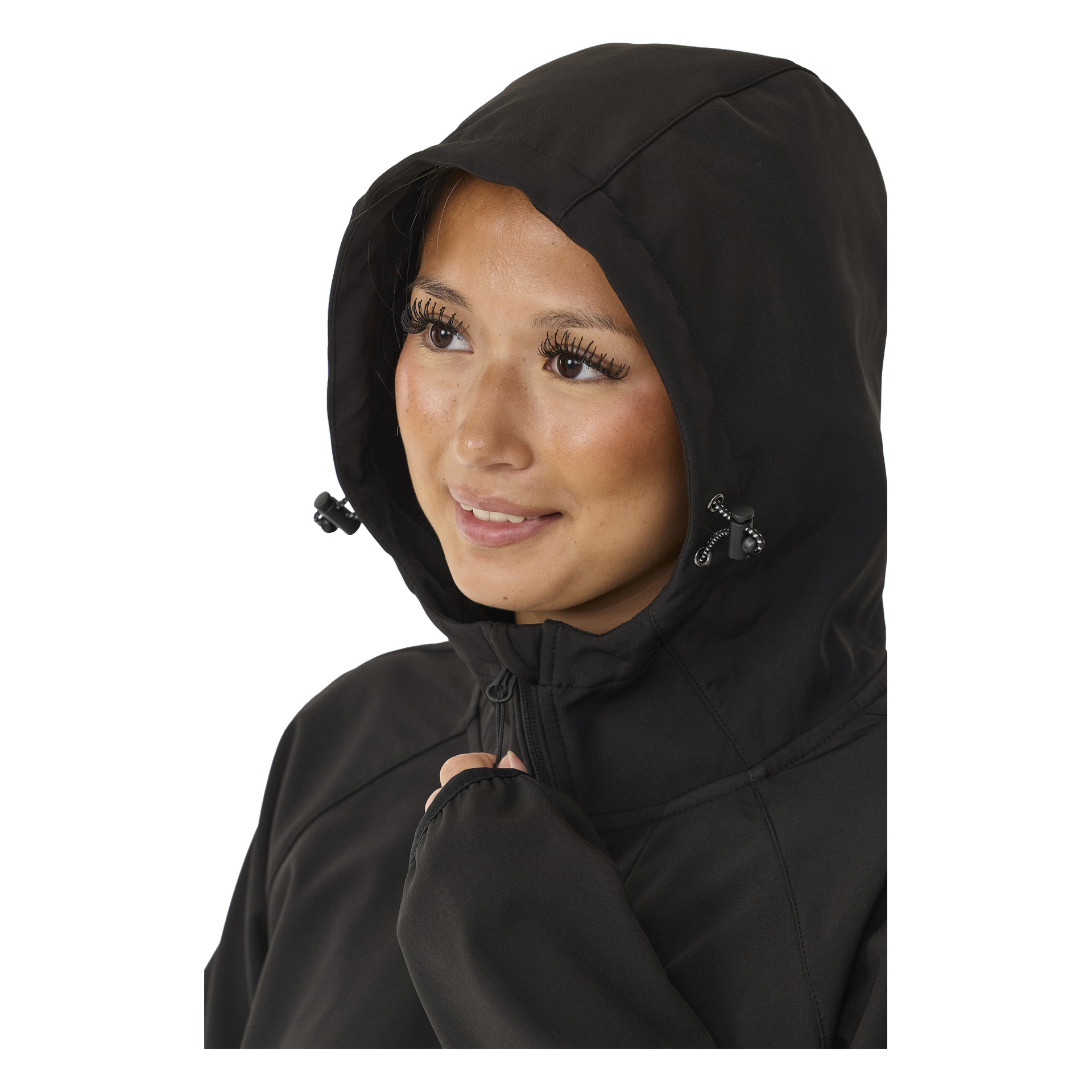 Eine Person lächelt und blickt leicht nach oben, gekleidet in die mit Fleece gefütterte Kayoba Outdoor Women's Softshell-Jacke Hede in Schwarz. Die Jacke verfügt über einen vorderen Reißverschluss und verstellbare Kordeln an der Kapuze.