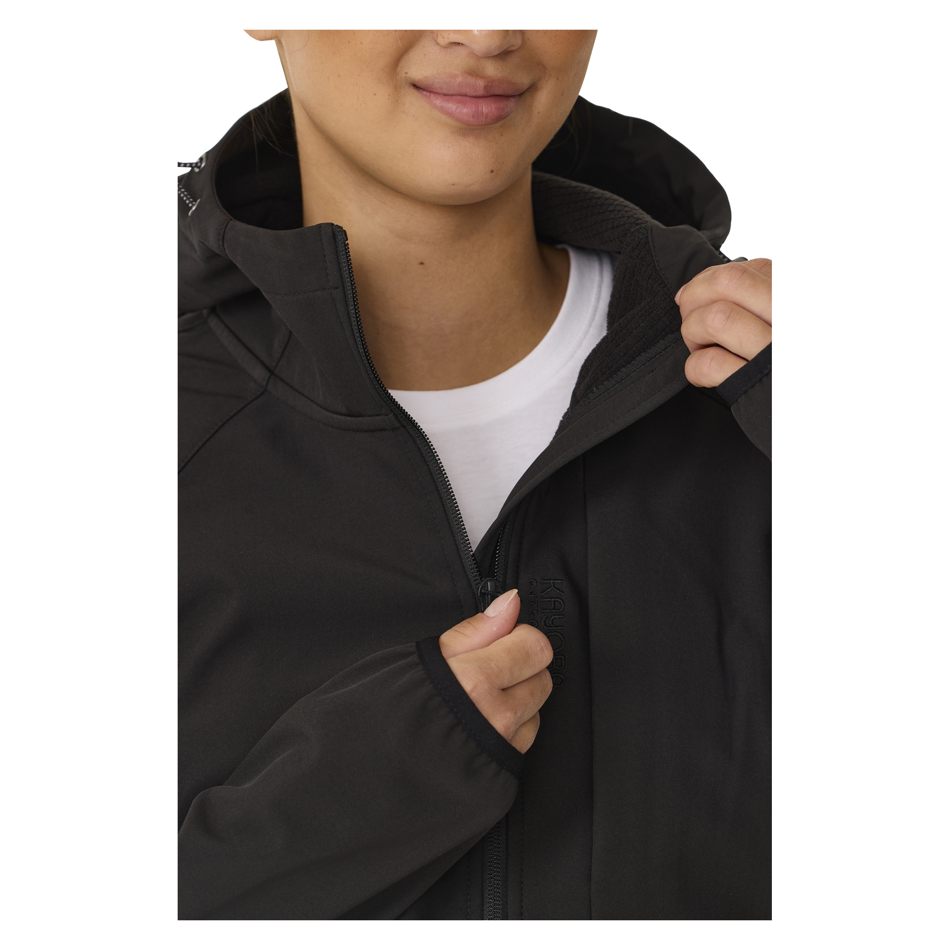 Eine Person zieht die Kayoba Outdoor Softshell-Softshell-Jacke Hede mit Fleecefutter über einem weißen Hemd zu. Das Bild zeigt nur den unteren Teil ihres Gesichts und des oberen Oberkörpers. Die Jacke hat einen hohen Kragen und Ärmel mit Daumenlöchern.
