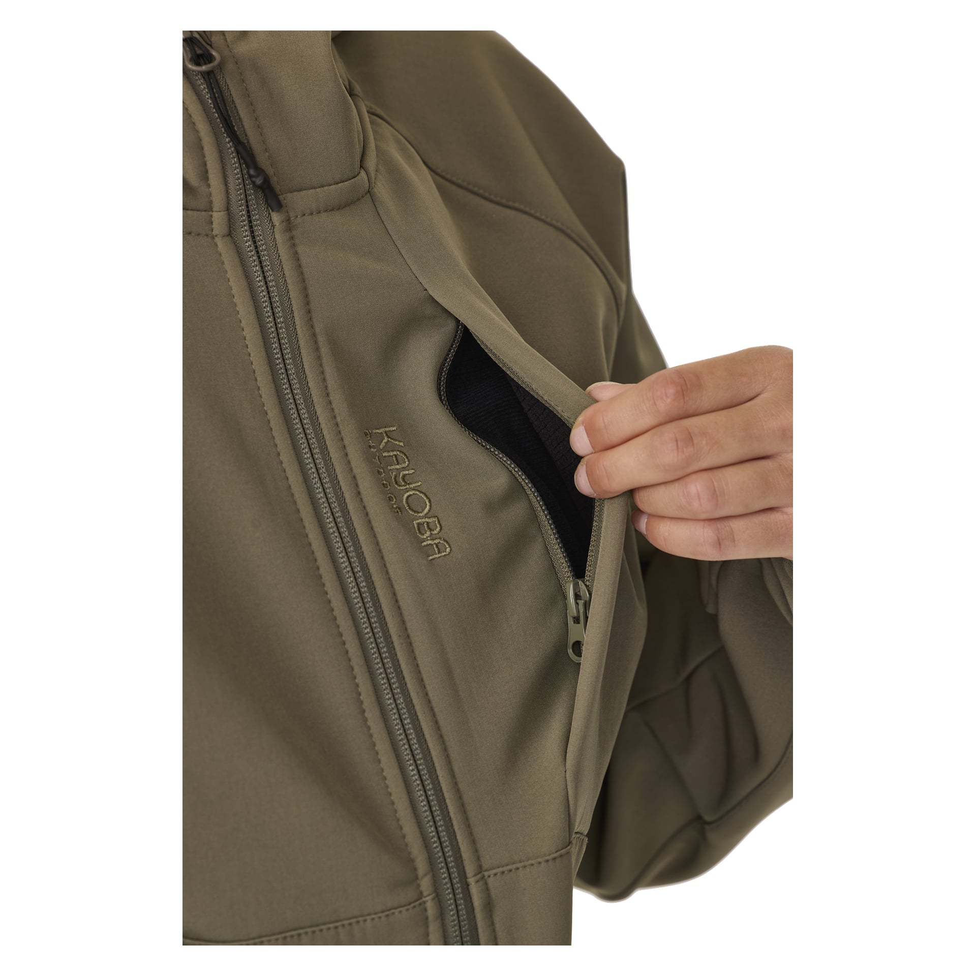 Jemand öffnet gerade die Brusttasche einer olivgrünen Kayoba Outdoor Women's Softshell-Jacke Hede, die mit Fleecefutter gefüttert ist. Das Kayoba Outdoor-Logo erscheint auf dem Stoff neben dem Reißverschluss.