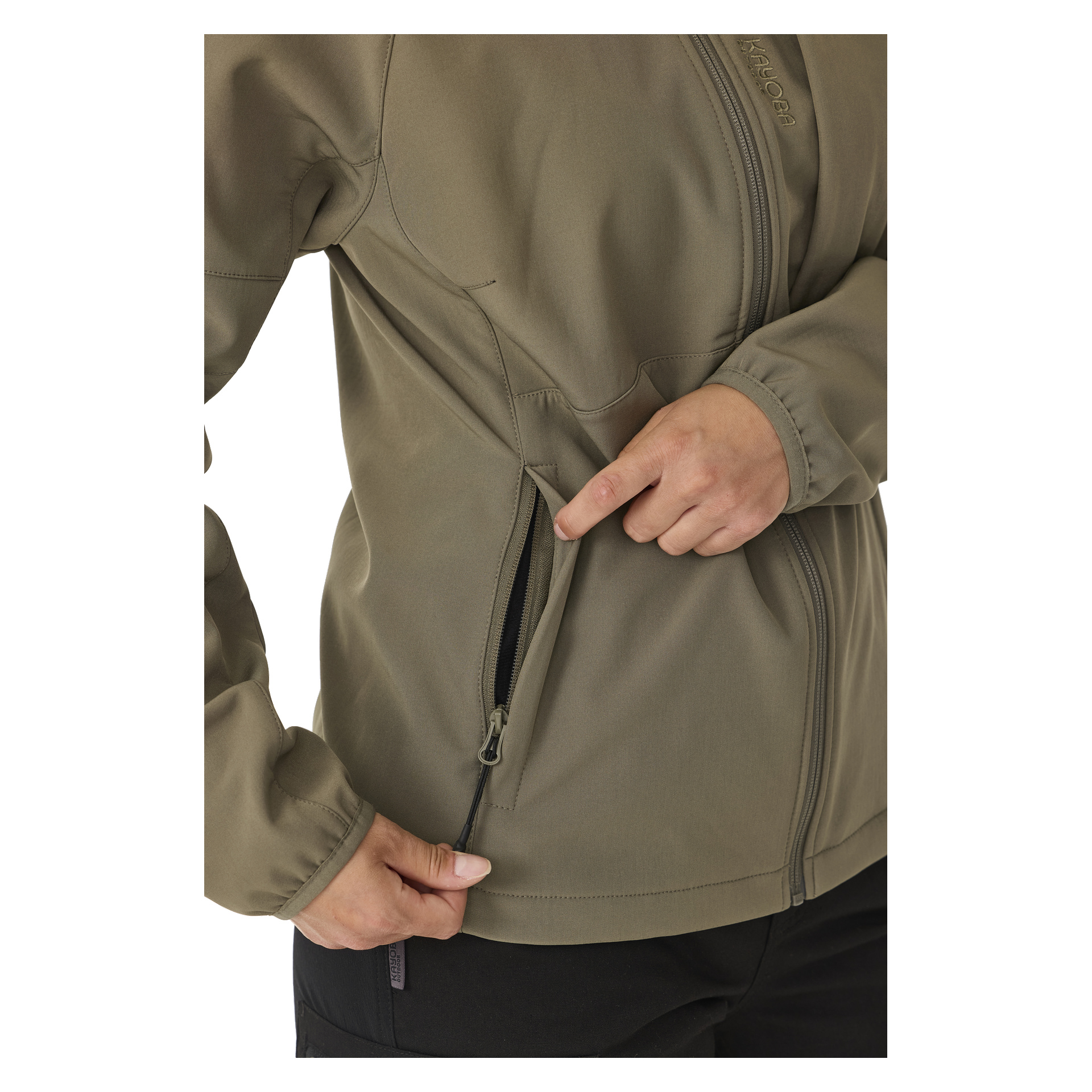 Jemand öffnet mit der rechten Hand eine Seitentasche, während er die Kayoba Outdoor Women's Softshell-Jacke Hede in Olivgrün trägt. Die Vorderseite der glatten, stabilen Jacke ist teilweise geöffnet, und nur der Oberkörper ist zu sehen.