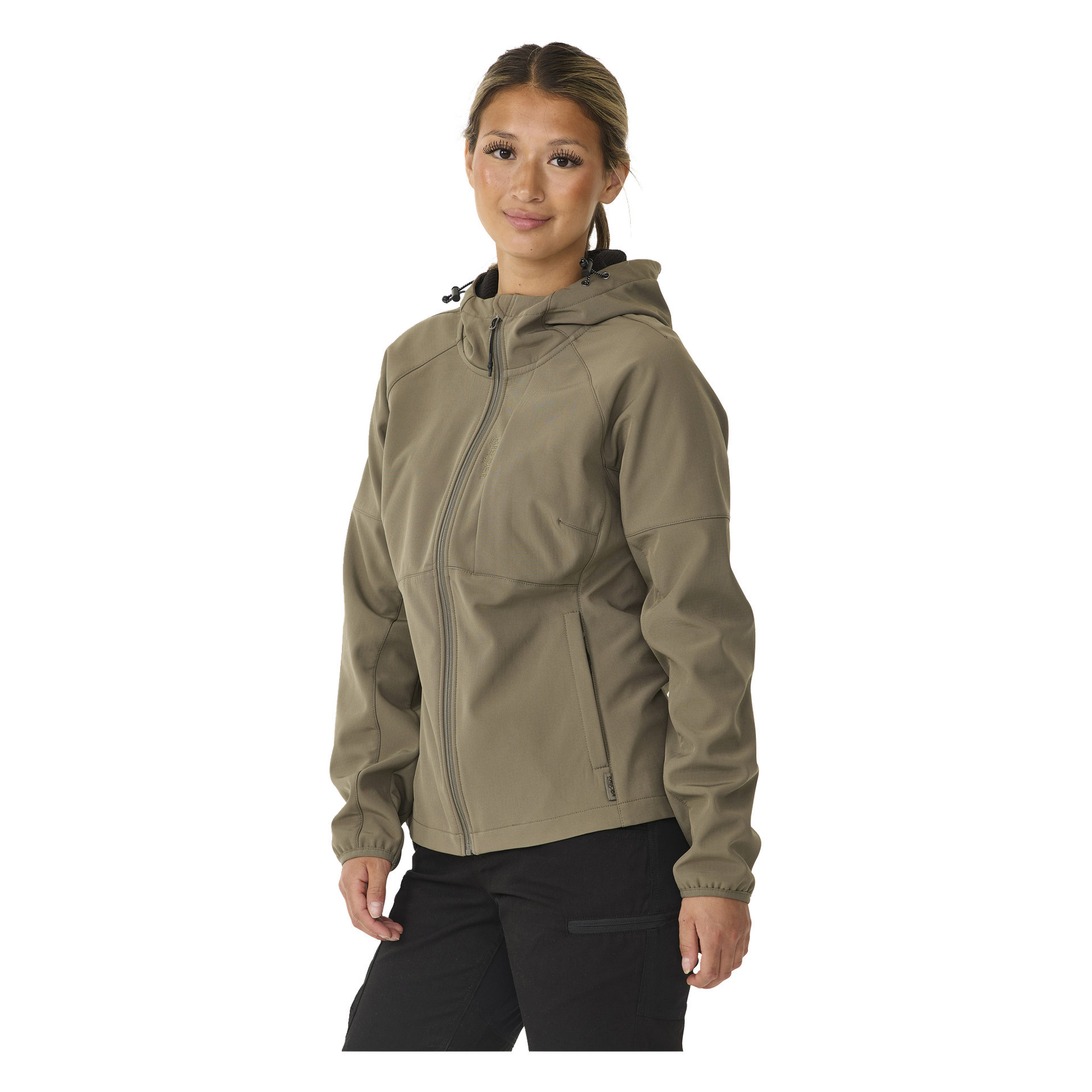 Eine Person steht mit dem Rücken nach vorne, gekleidet in die beige Softshelljacke Hede, die mit Fleecefutter gefüttert wurde, und schwarze Hosen. Die Jacke hat Seitentaschen und elastische Manschetten.