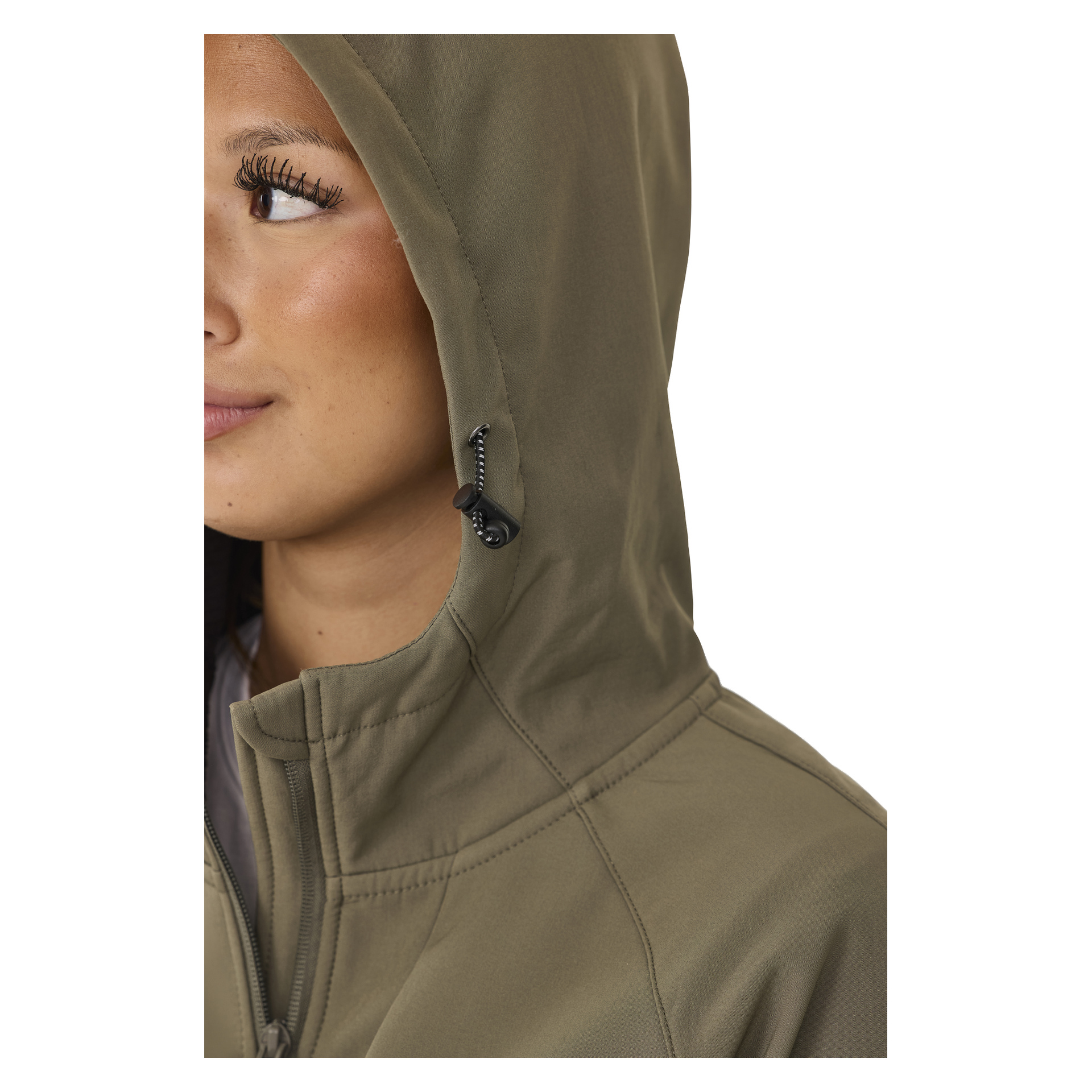 Nahaufnahme einer Person in der Kayoba Outdoor Women's Hede, fleecegefütterten Softshelljacke in Olivgrün, teilweise geöffnet. Die Kapuze ist mit einem schwarzen Kordelschloss versehen, und es sind nur Auge, Nase und Mund des Trägers sichtbar.