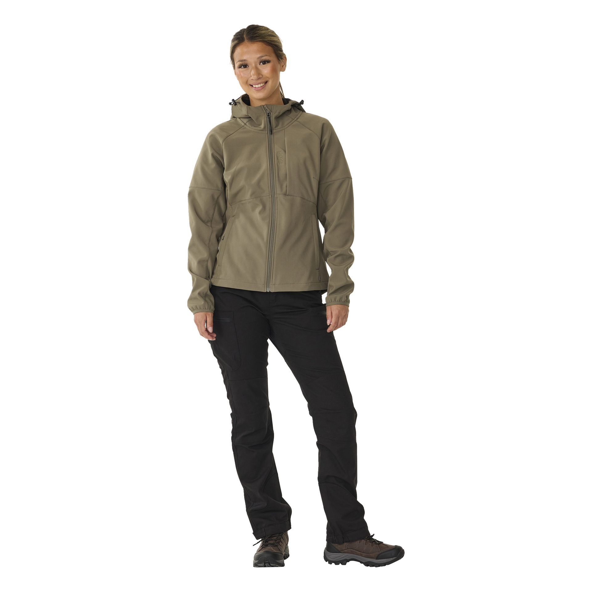 Eine Person schaut nach vorne, trägt die Kayoba Outdoor Softshell-Softshell-Jacke Hede in Khaki, eine schwarze Hose und braune Wanderschuhe. Sie lächeln und haben ihre Hände natürlich an den Seiten.