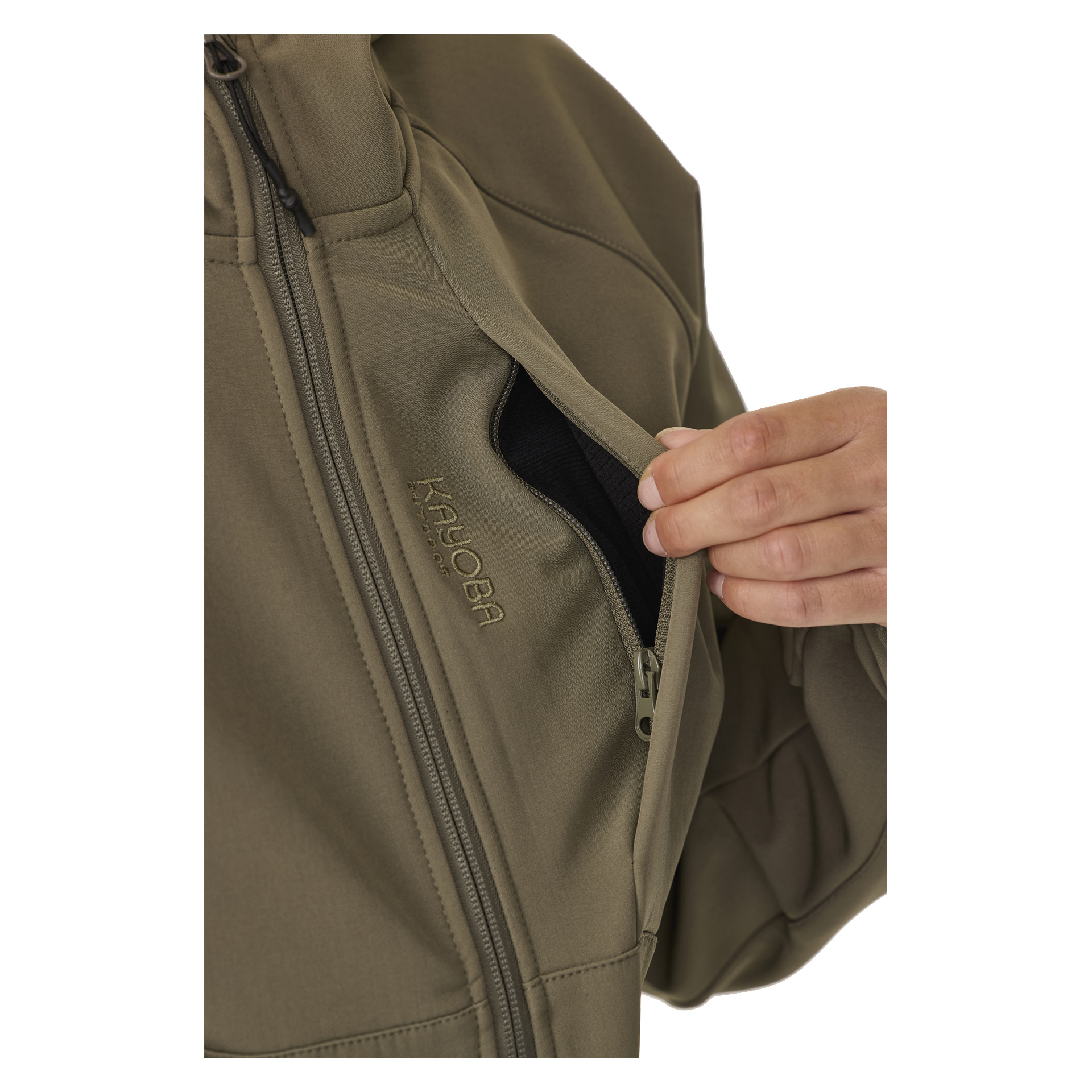 Eine Person in einer olivgrünen, mit Fleece gefütterten Damen-Softshell-Jacke Hede von Kayoba Outdoor öffnet die Brusttasche und zeigt ein schwarzes Futter im Inneren.