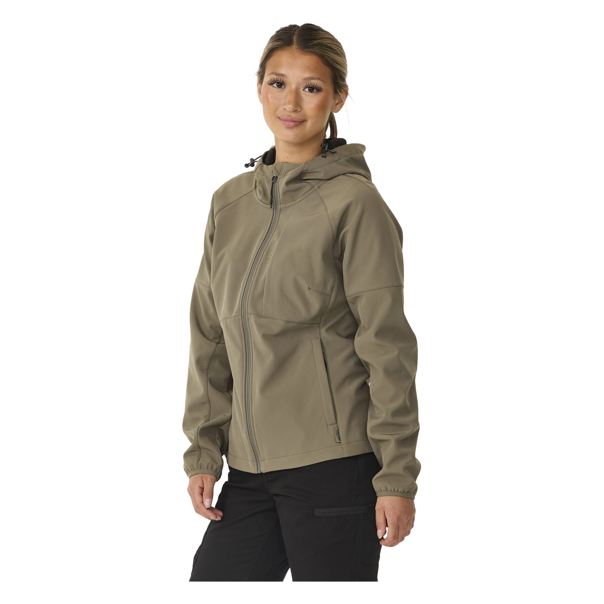Eine Person mit langen, nach hinten gebundenen Haaren trägt die Kayoba Outdoor Women's Softshell-Jacke Hede mit Fleecefutter in Beige, mit Kapuze, Reißverschluss vorne und zwei Seitentaschen. Sie tragen auch schwarze Hosen.