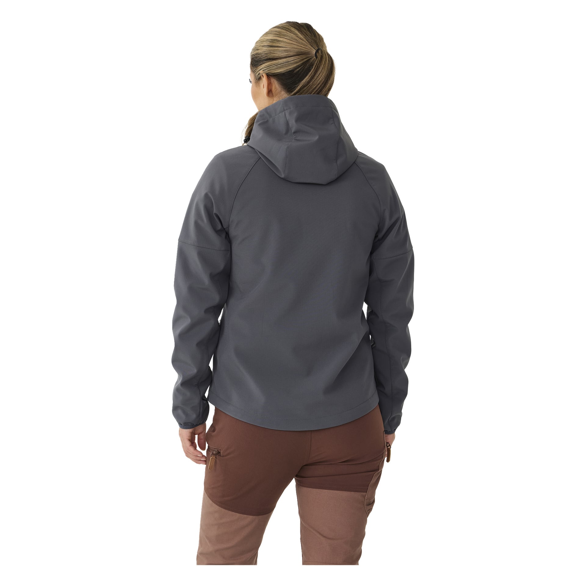 Eine Frau mit langen, hellbraunen Haaren, die zu einem Pferdeschwanz gebunden sind, wird von hinten betrachtet, gekleidet in die mit Fleece gefütterte Kayoba Outdoor Women's Softshell-Jacke Hede in Grau und mit braunen Hosen.