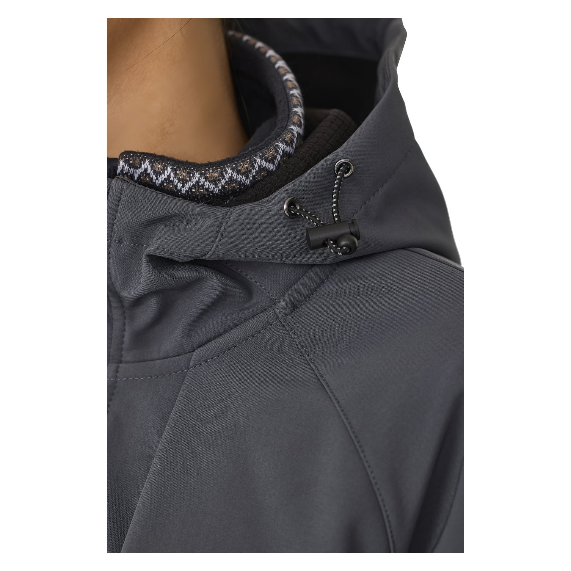 Nahaufnahme einer Person, die in der dunkelgrauen, fleecegefütterten Softshelljacke von Kayoba Outdoor Women, Hede, gekleidet ist, mit Kapuze mit Kordelzug, getragen über einem gemusterten Pullover. Nur ein Teil des Gesichts und der oberen Schulter der Person ist sichtbar.