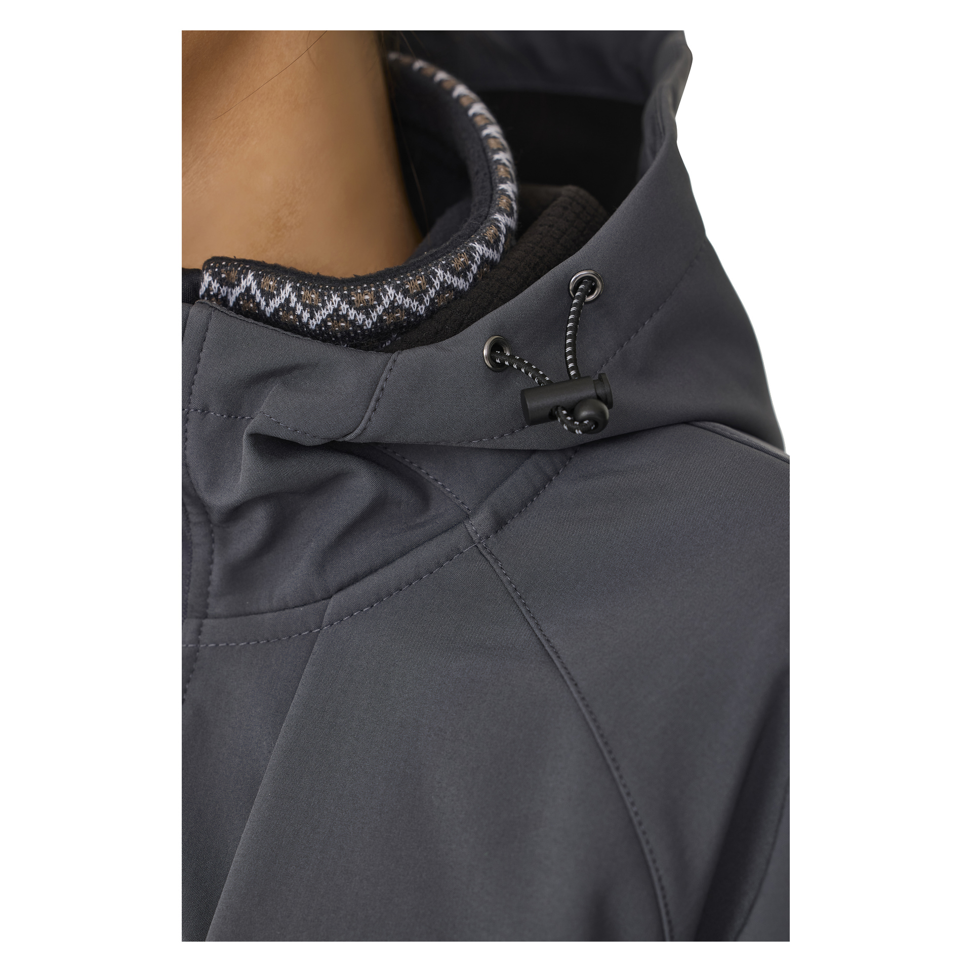 Eine Nahaufnahme zeigt eine Person in der Kayoba Outdoor Women's Hede Softshell-Jacke in Dunkelgrau. Die Jacke verfügt über ein Fleecefutter, eine verstellbare Kapuze mit Kordelzug und einen gemusterten Innenkragen, der knapp unterhalb der Kapuze sichtbar ist.