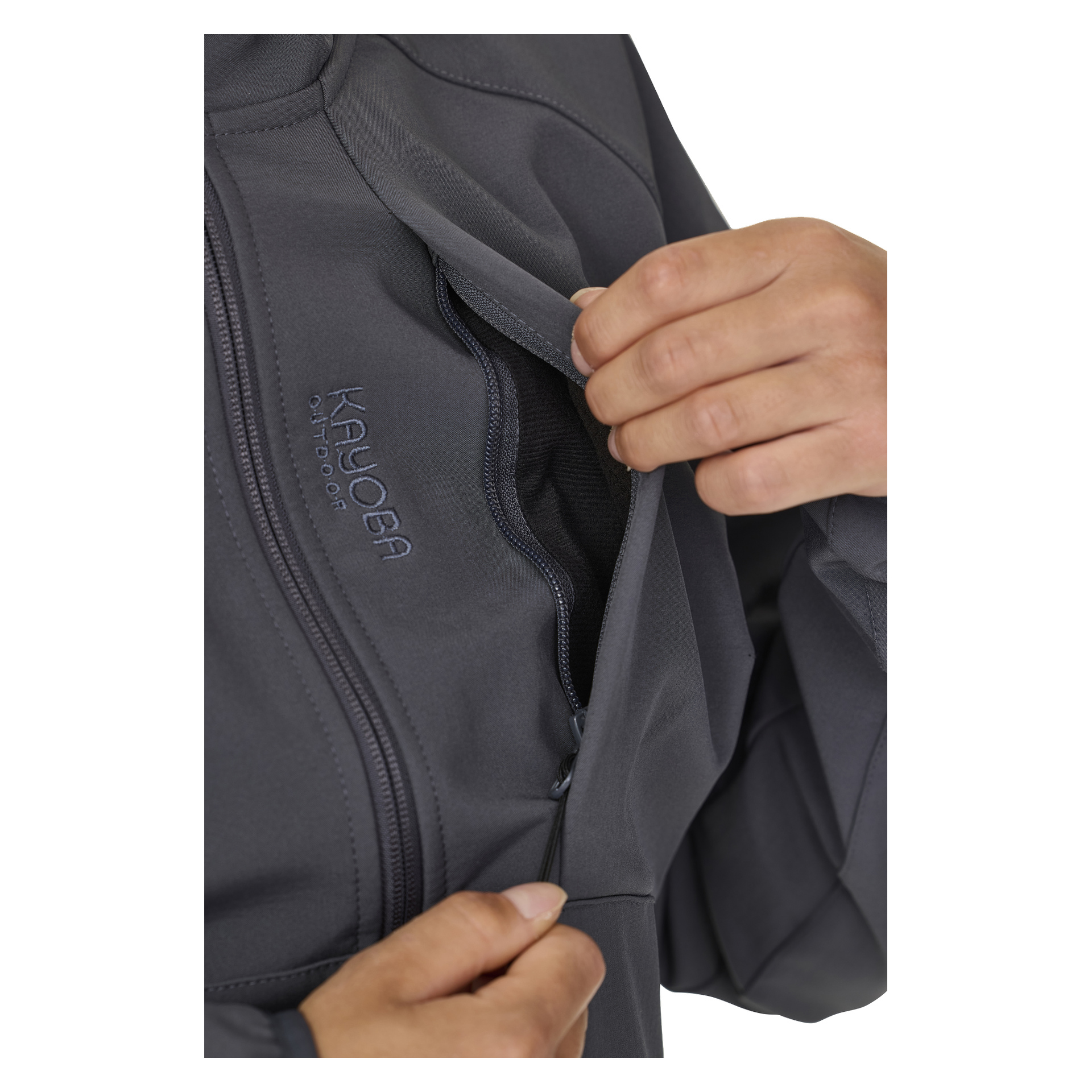 Eine Person öffnet die Brusttasche einer dunkelgrauen, fleecegefütterten Hede-Softshelljacke für Frauen und zeigt die Innentasche. Auf der Vorderseite der Jacke ist Kayoba Outdoor bestickt.