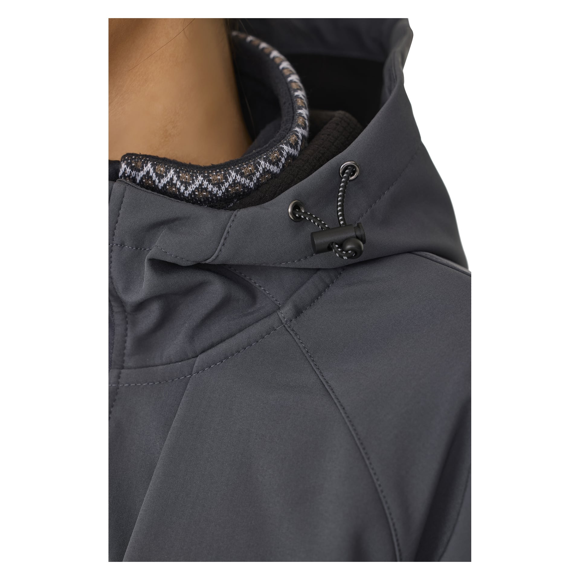 Nahaufnahme einer Person, die die mit Fleece gefütterte Softshelljacke Hede von Kayoba Outdoor Women's in Grau trägt. Die Jacke hat eine Kapuze mit Kordelzug, und darunter ist ein Teil eines gemusterten Strickkragens sichtbar. Der Fokus liegt auf der Struktur der Motorhaube und der Detailierung des Seilschlosses.