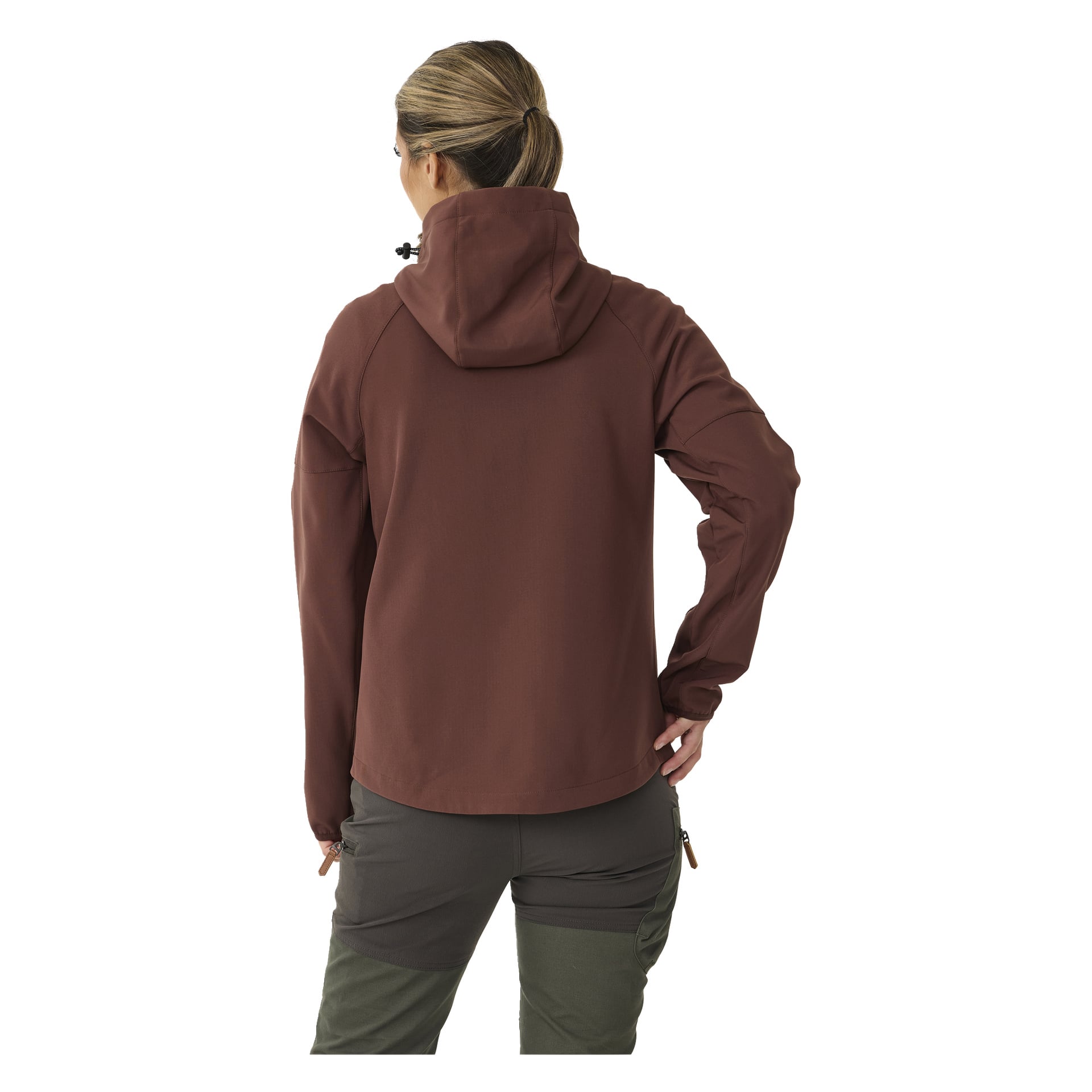 Eine Person steht mit dem Rücken zum Betrachter, gekleidet in eine braune Kayoba Outdoor Softshell-Softshelljacke mit Fleecefutter und grüne Hosen. Ihr hellbraunes Haar ist zu einem Pferdeschwanz gebunden, und eine Hand ruht auf der Hüfte.