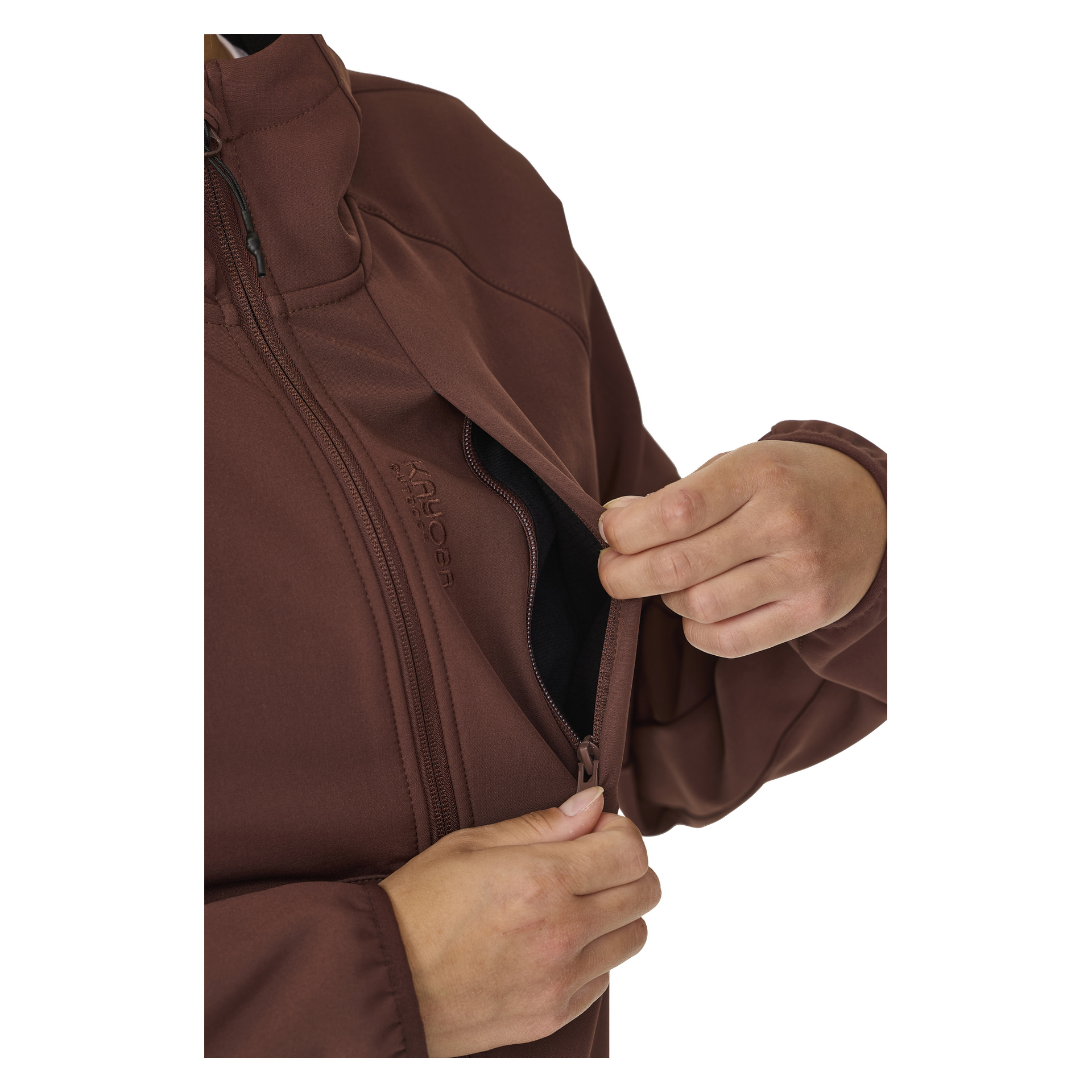 Eine Person, die die mit Fleece gefütterte Softshelljacke Hede von Kayoba Outdoor Women's trägt, öffnet mit einer Hand eine Brusttasche und hält mit der anderen den Hauptreißverschluss fest. Die Jacke zeigt sichtbare Nähte und eine geprägte Kayoba Outdoor-Markierung.