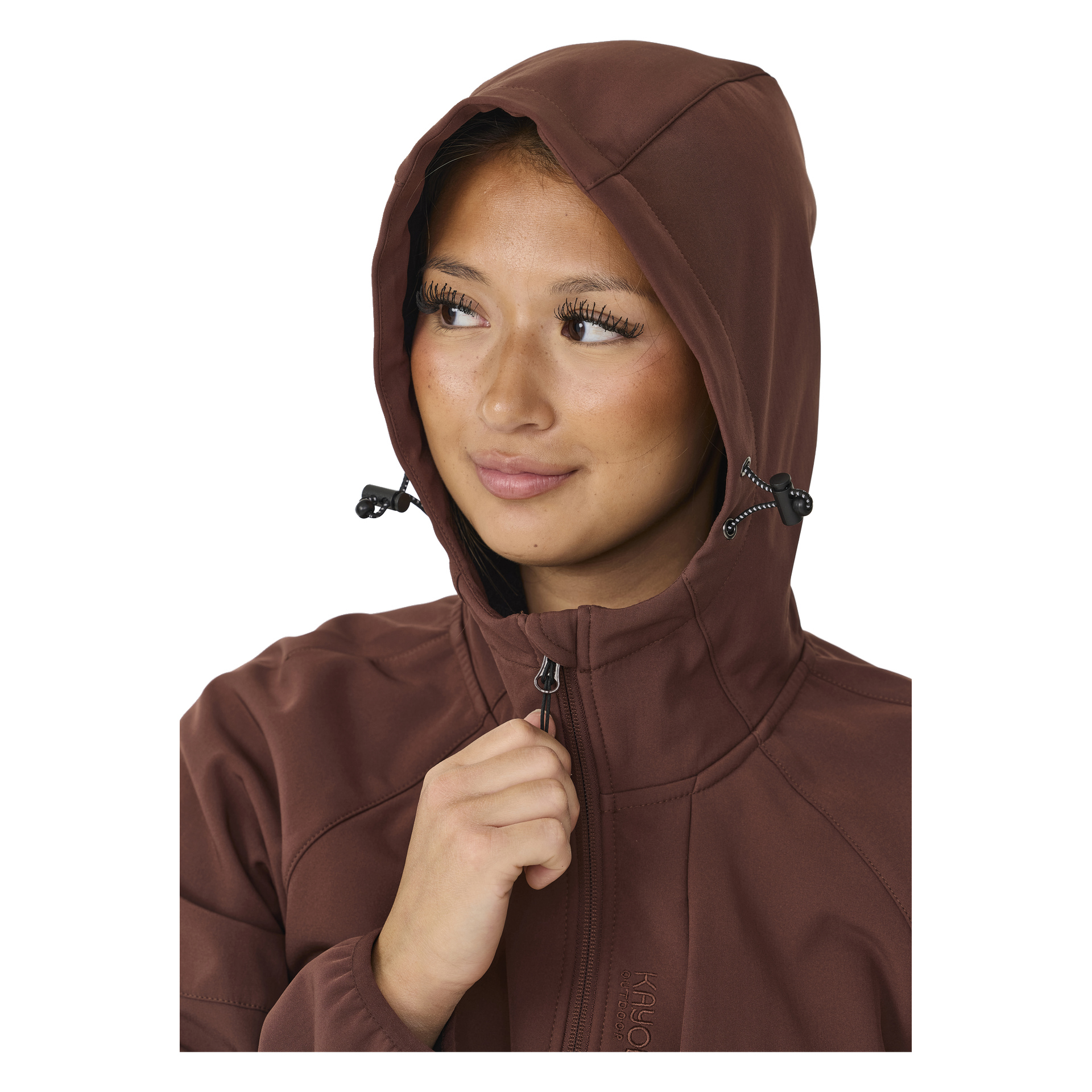 Man präsentiert die Kayoba Outdoor Softshell-Softshelljacke Hede, die mit Fleecefutter gefüttert ist, in Braun, dreht sich zur Seite und hält den Reißverschluss fest. Die Motorhaube ist hochgezogen und mit Kordelschnüren befestigt.