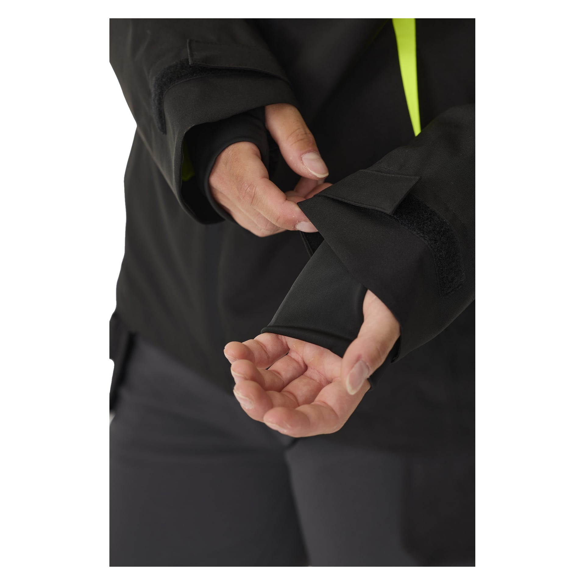 Joku kiristää toista kättään mustan Bluewear Women's stretch shell -takin Rebeccan hihan hihan hihahihnassa, kun taas toinen käsi pitää hihaa vakaana kämmen ylöspäin.